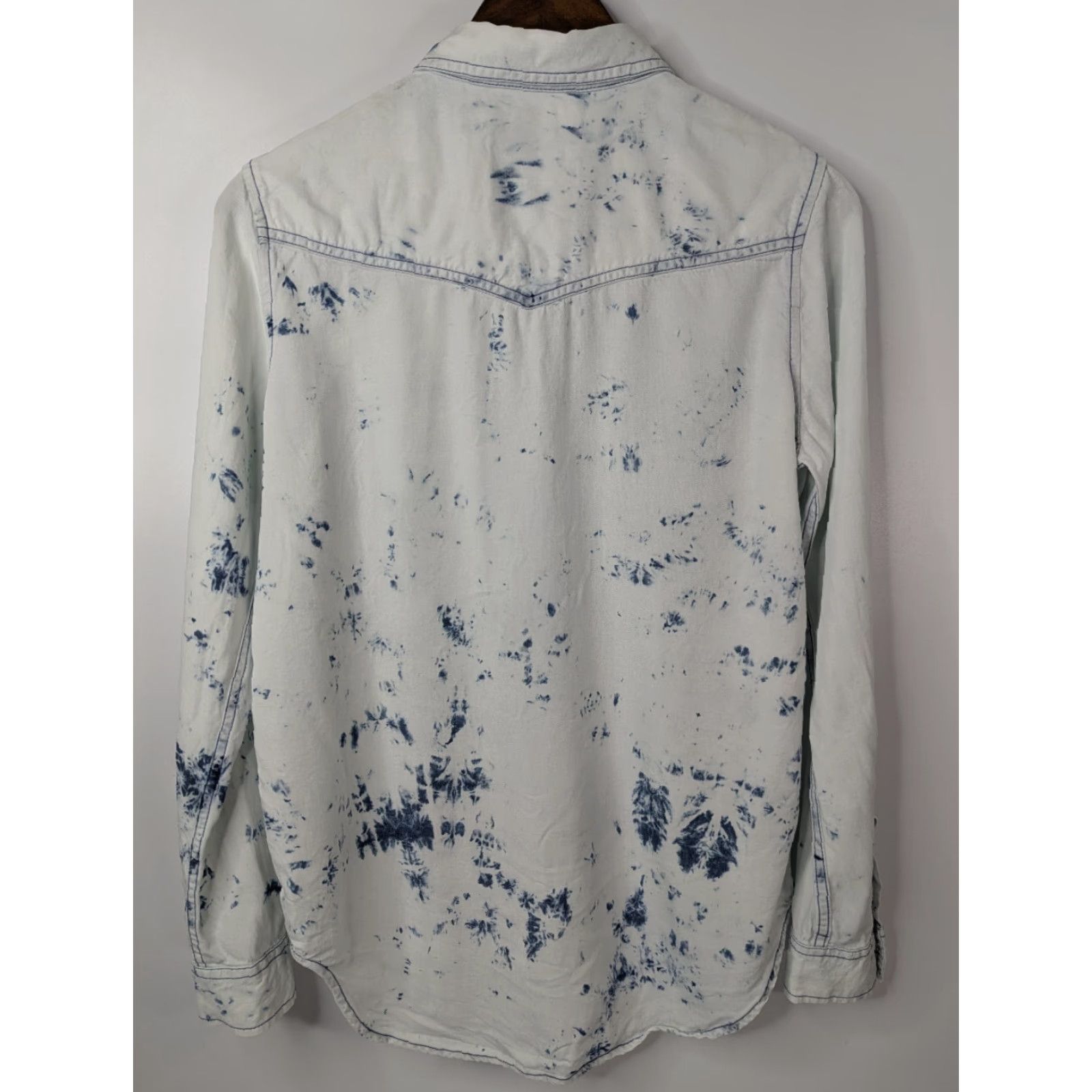 Mossimo Mossimo Shirt Womens Bleached Denim Pearl Snap Size Small - Color White, Long Sleeve, Collared, Casual, Regular Fit, Pockets, Snaps, All Seasons Size S / US 4 / IT 40 - 5 Thumbnail