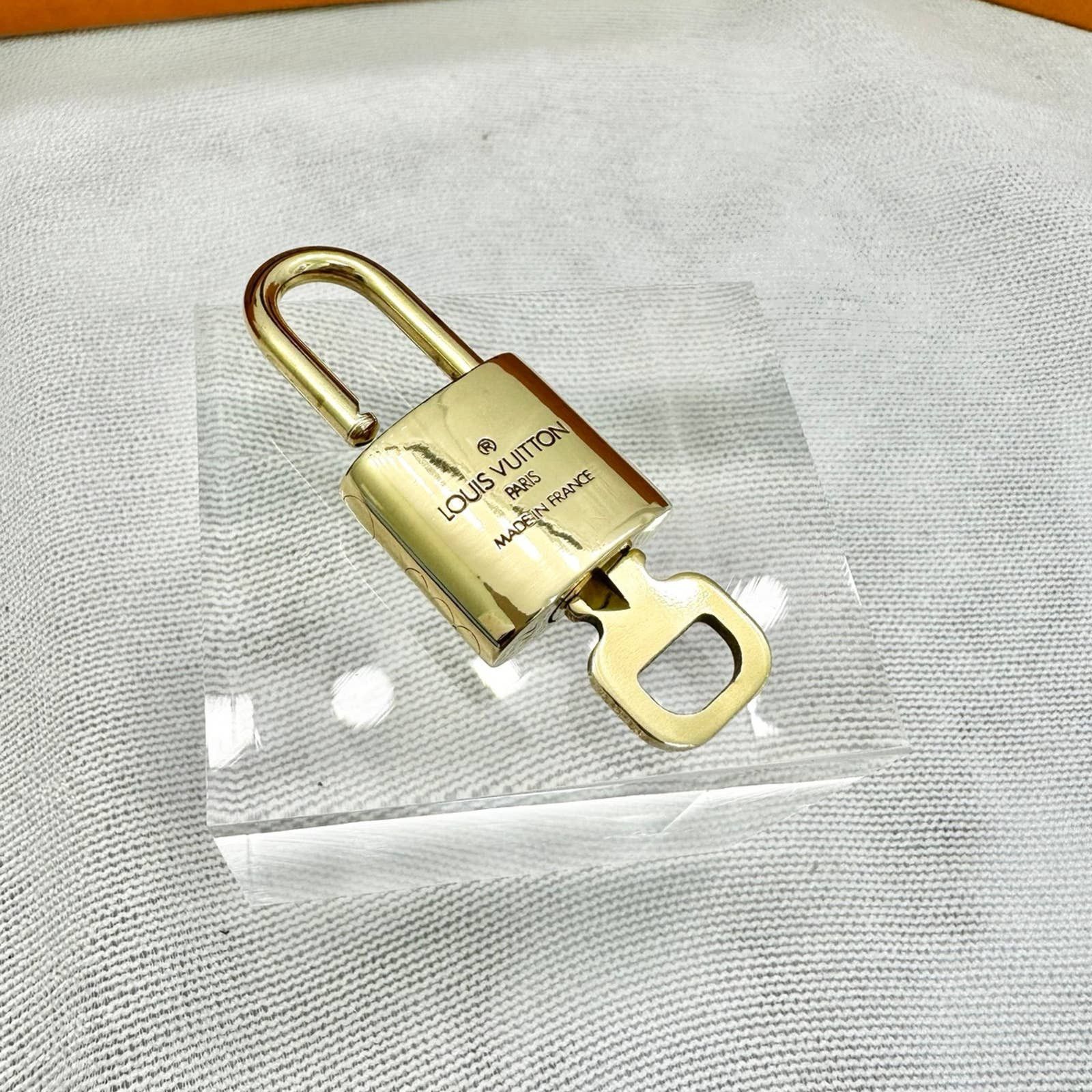 FIRM Louis outlet Vuitton Gold Brass Lock&Key #322