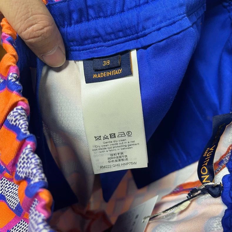 Louis Vuitton Louis Vuitton Prismatic shorts 2504-Nextarrow Size US 38 / EU 54 - 4 Thumbnail