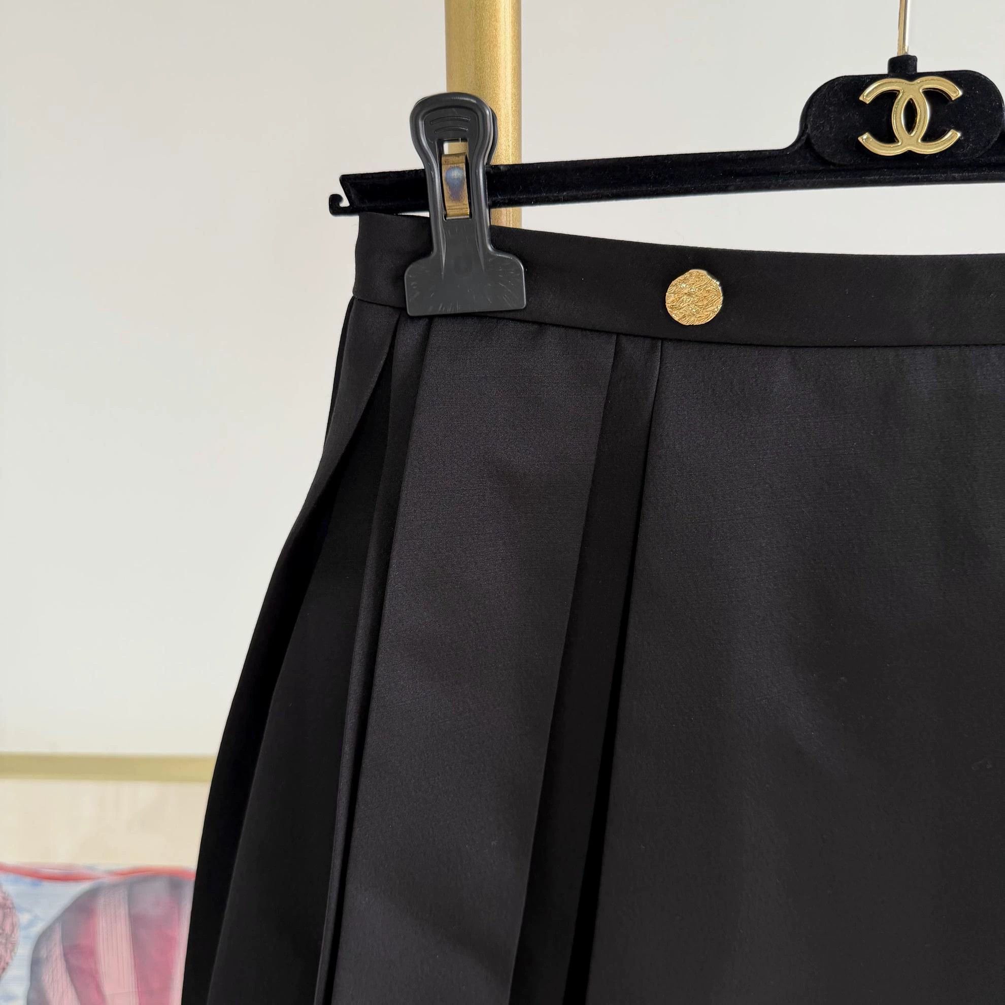Louis Vuitton Louis Vuitton women's black pleated skirt 36 6898 Size 26" / US 2 / IT 38 - 3 Thumbnail