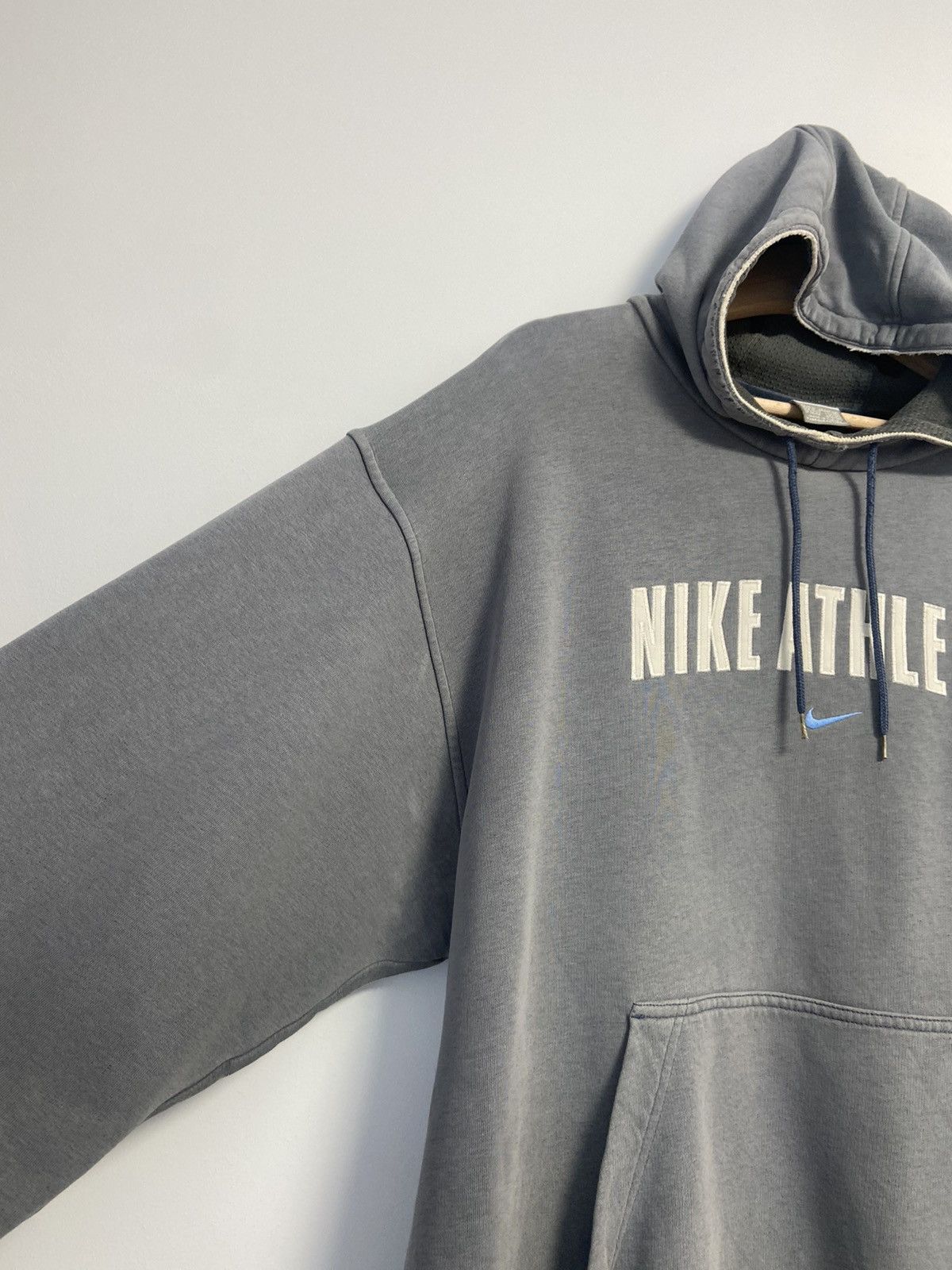 Vintage Vintage Nike hoodie big logo distressed size XL Size US XL / EU 56 / 4 - 12 Thumbnail