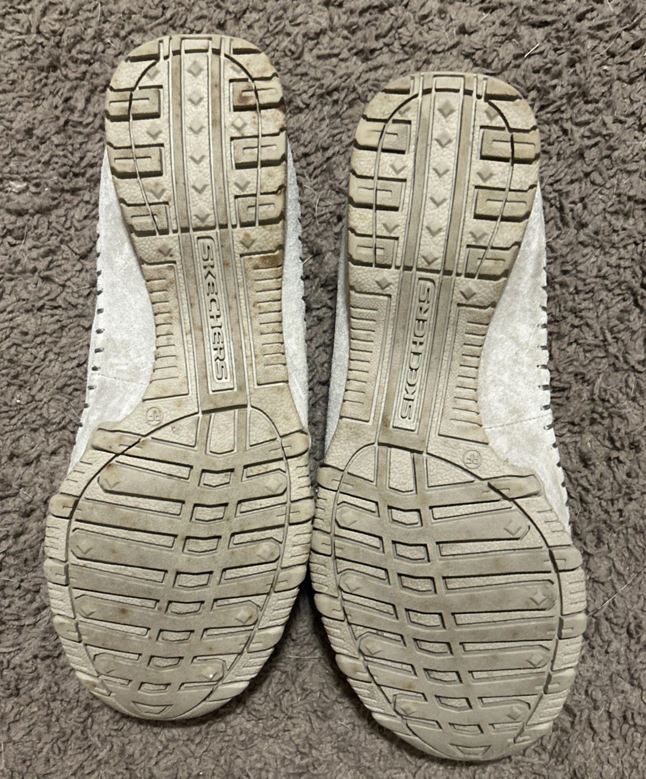SKECHERS SKECHERS Relaxed Fit Memory Foam Beige Suede Women's Sz9 Size US 9 / IT 39 - 4 Thumbnail