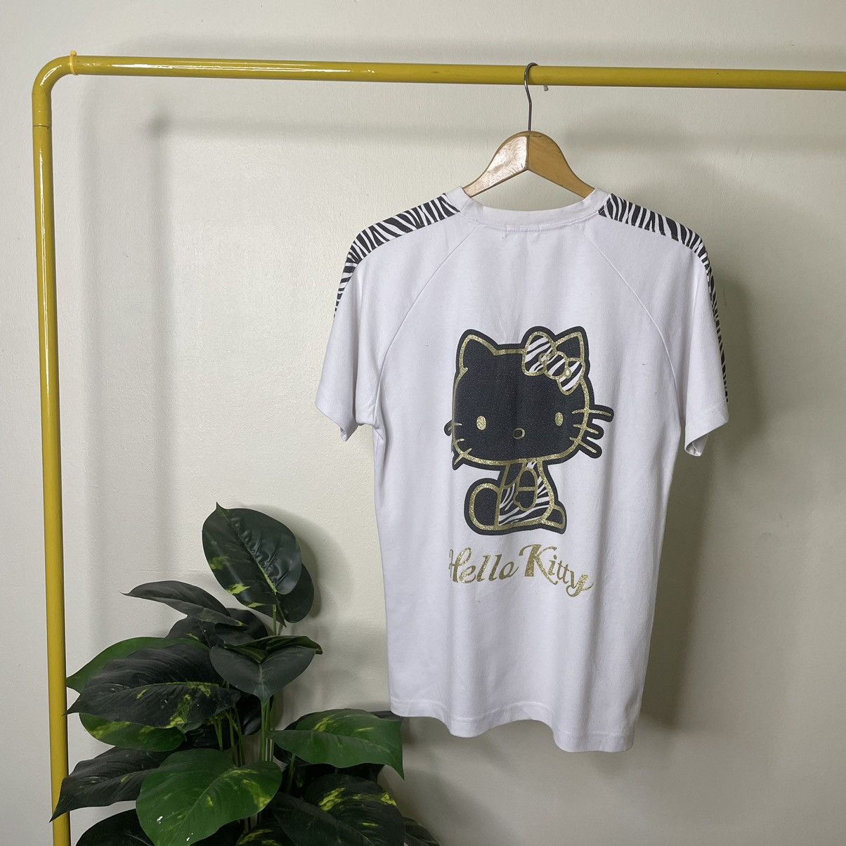 Anime × Japanese Brand × Vintage Vintage Hello Kitty Backhit T Shirt Size US M / EU 48-50 / 2 - 1 Thumbnail