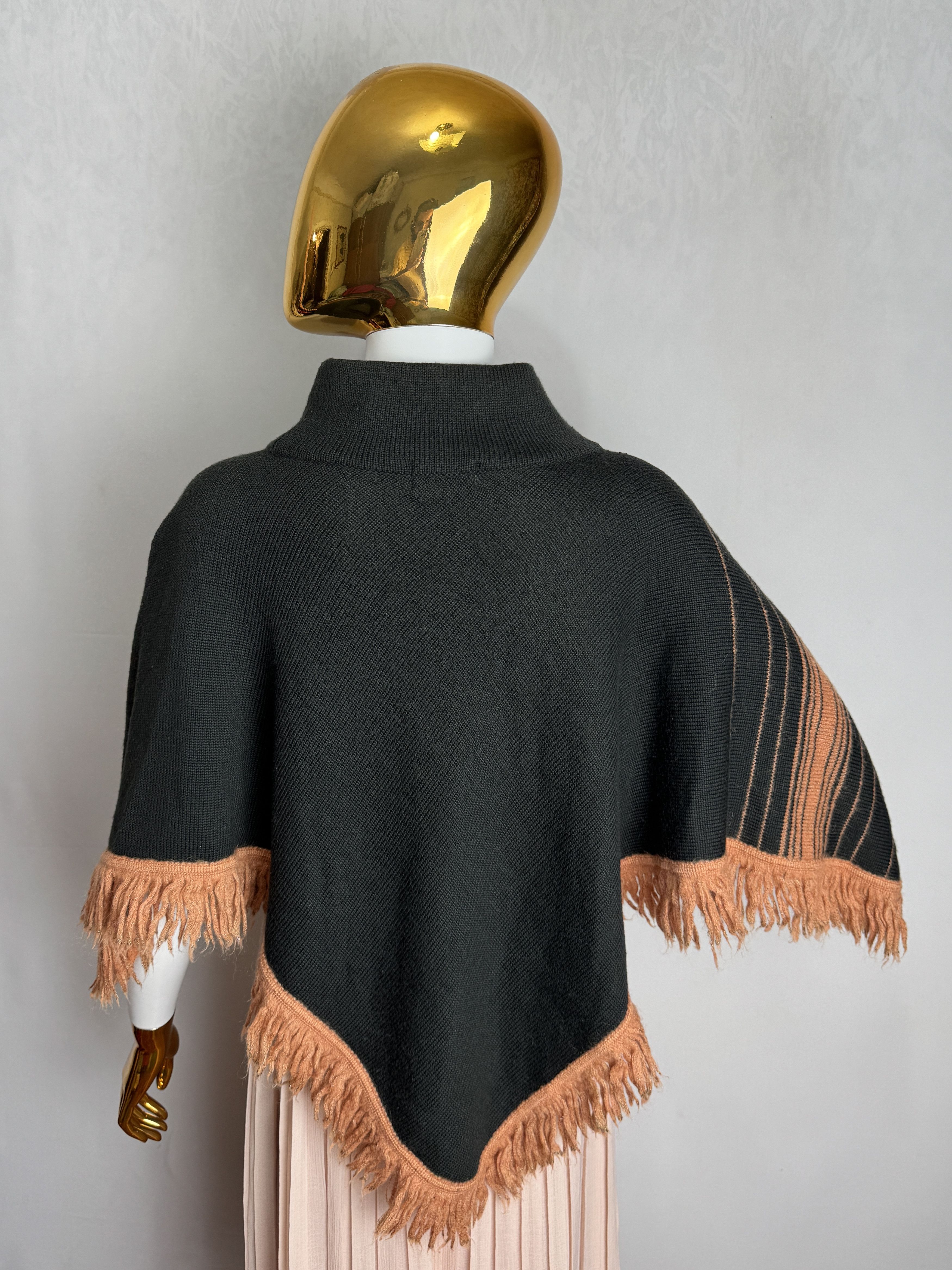 Versace VERSACE YOUNG vintage women’s wool blend poncho Size XS / US 0-2 / IT 36-38 - 11 Thumbnail