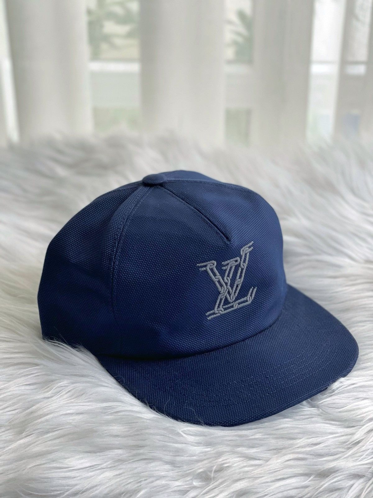 lv chain cap