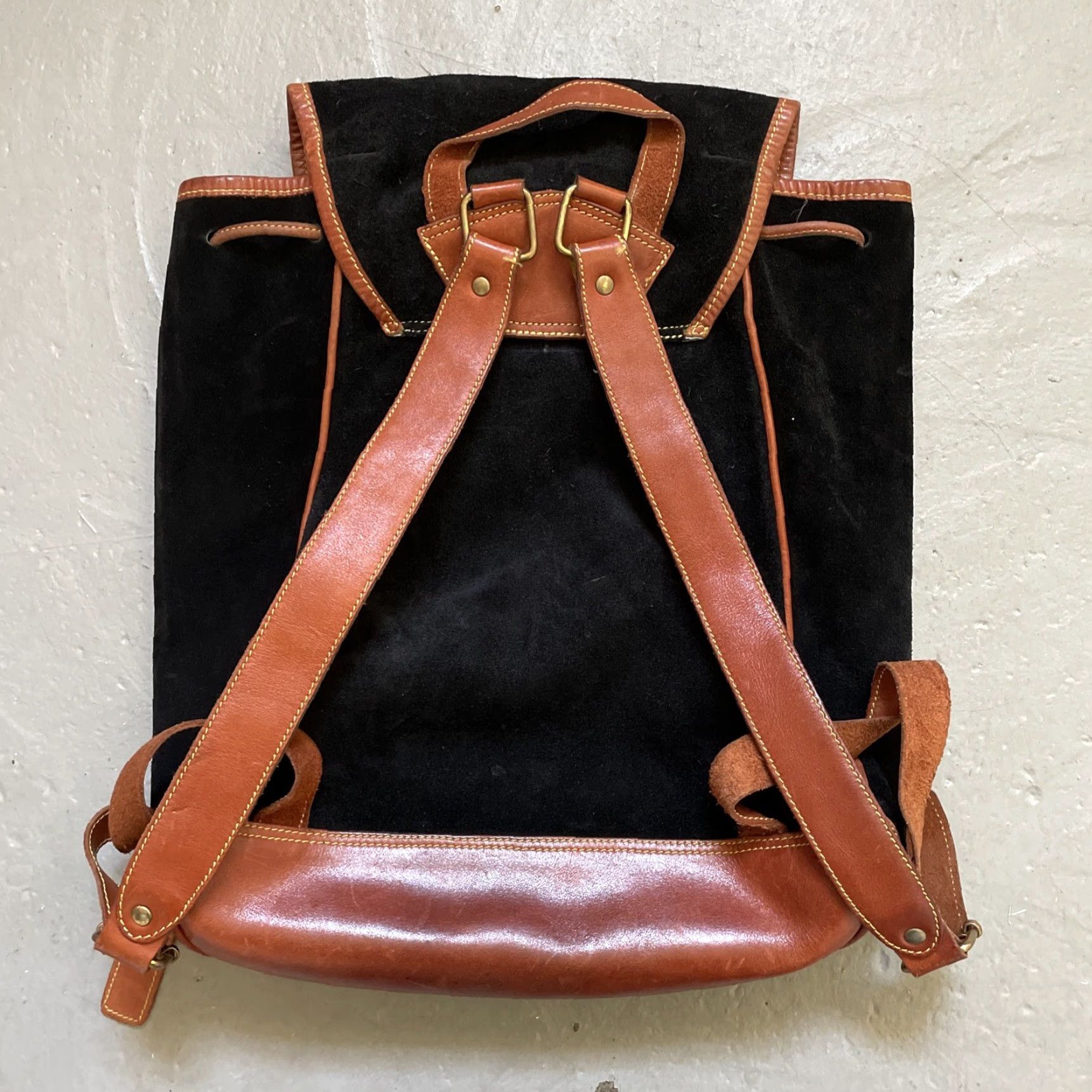 Eddie Bauer VINTAGE Eddie Bauer Suede Leather Rucksack Backpack Travel Canada Unisex Adults Black 90s Classic Backpack Mens Womens Size ONE SIZE - 7 Thumbnail