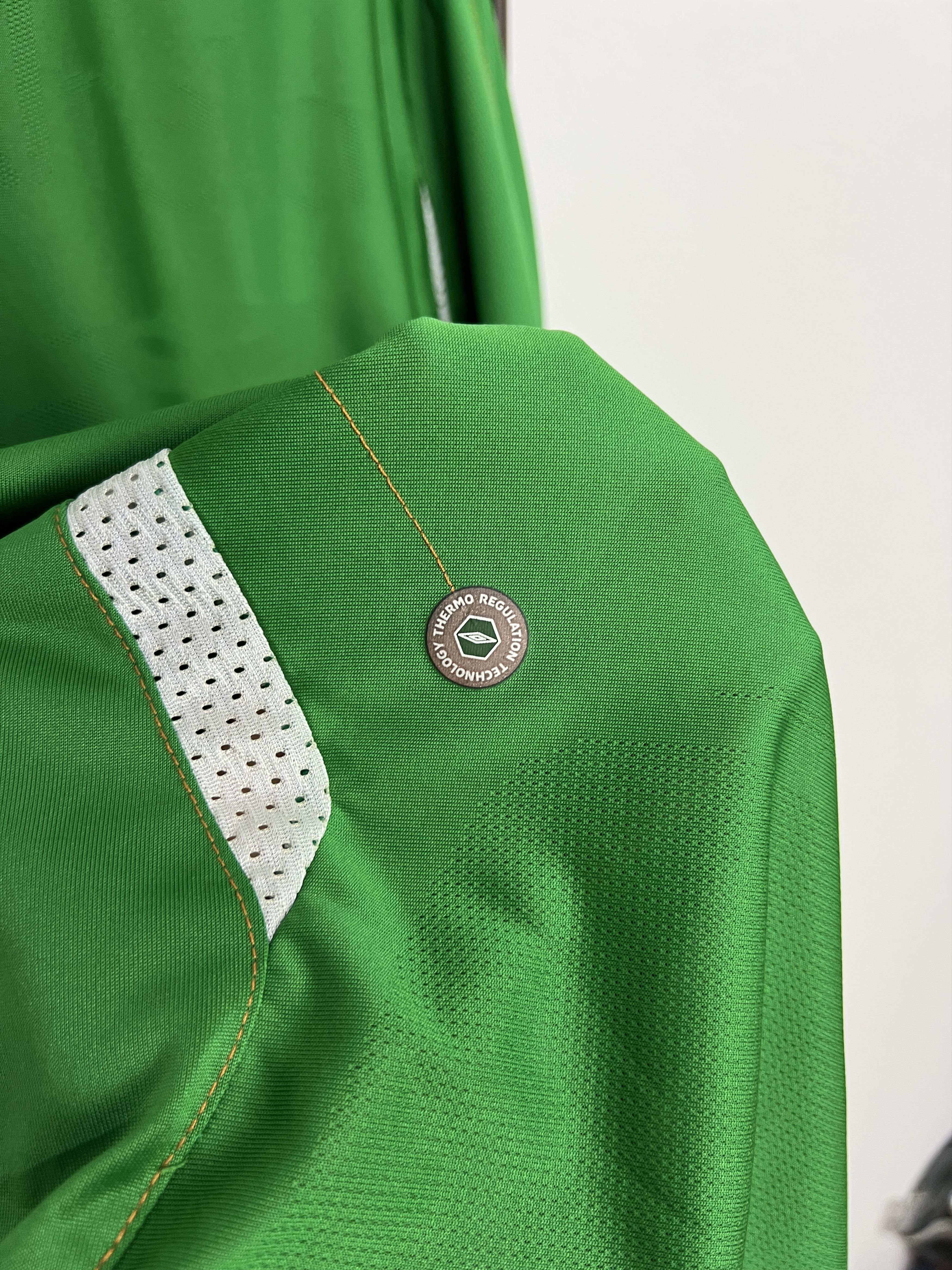 Umbro Republic of Ireland Home football shirt Soccer Jersey Trikot Size US L / EU 52-54 / 3 - 9 Thumbnail