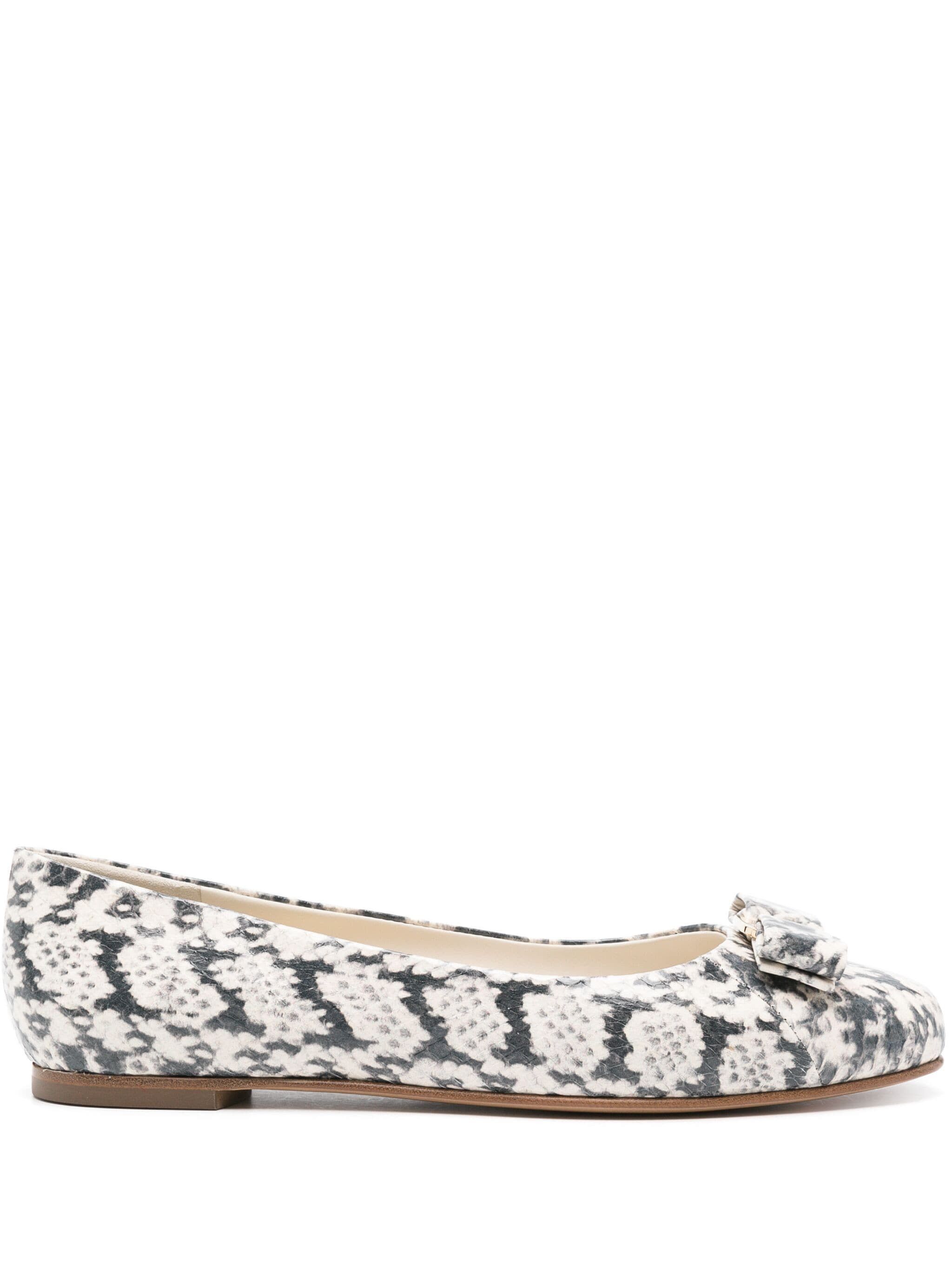Salvatore Ferragamo o1s1rm0924 Vara Bow Pumps in White/Black Size US 7.5 / IT 37.5 - 1 Thumbnail
