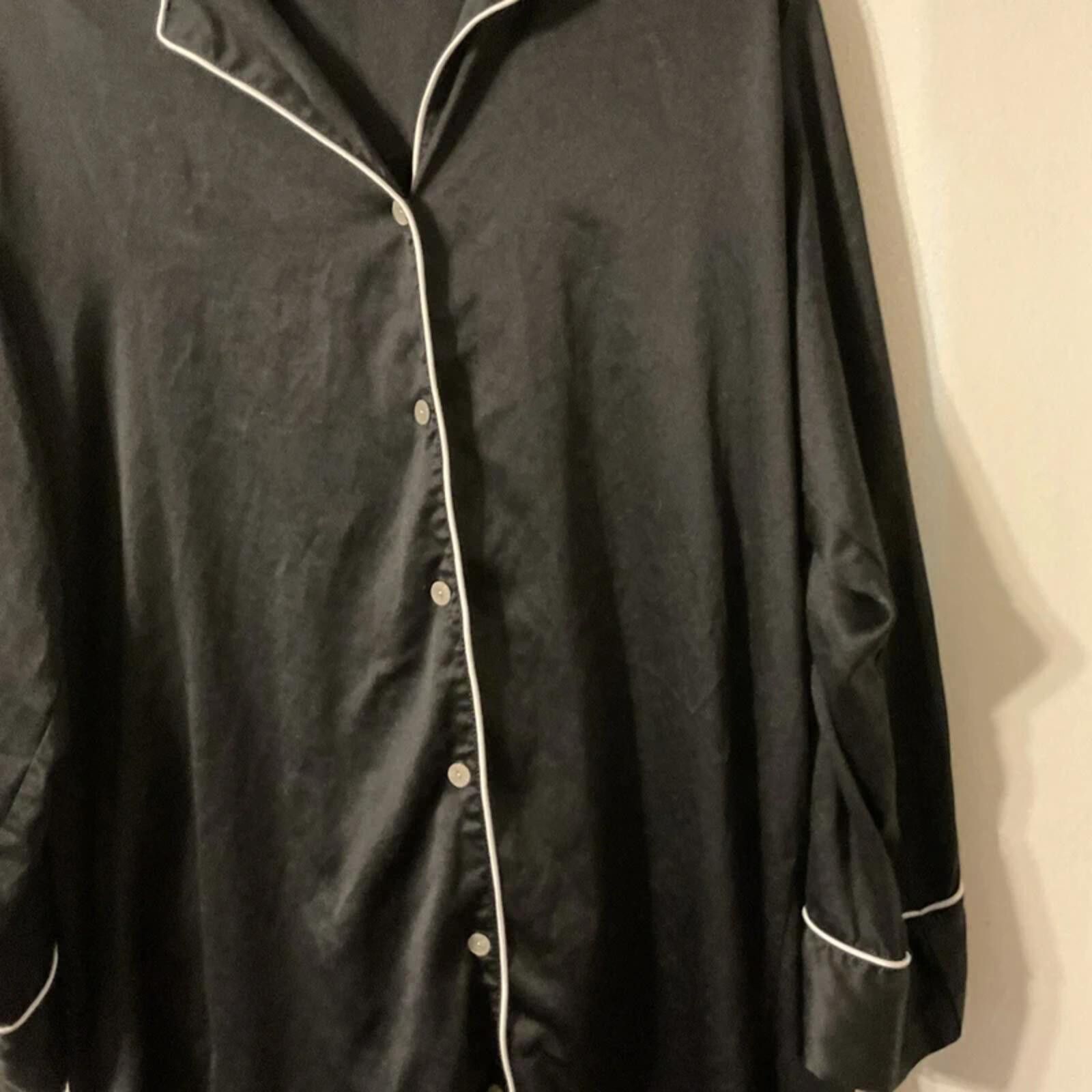 Modern Notoriety Natori black satin long sleeve pajama sleep top white piping Size ONE SIZE - 2 Thumbnail
