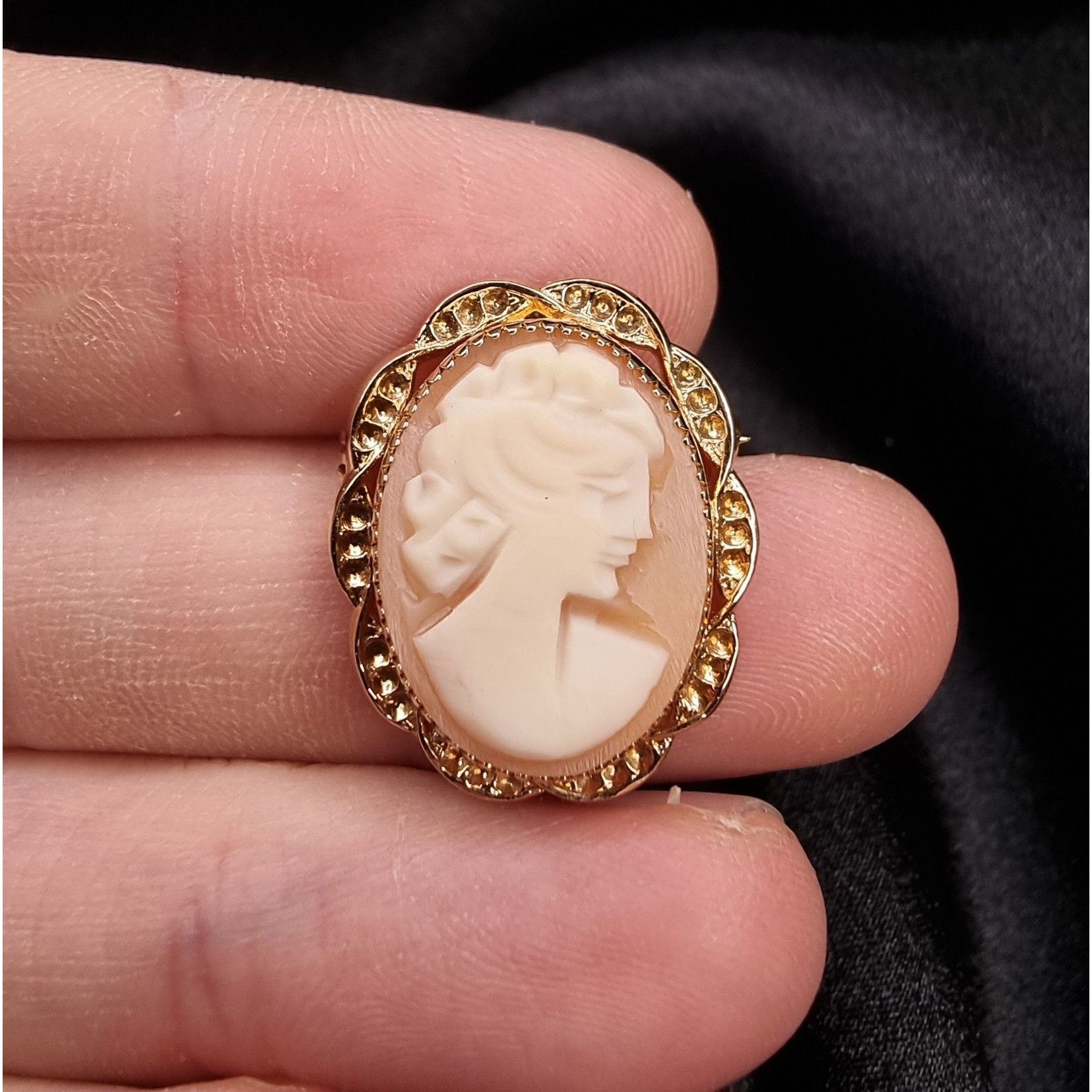 Other Vintage 1/20 12K Gold Cameo Brooch Featuring Intricate Carvi Size ONE SIZE - 2 Thumbnail