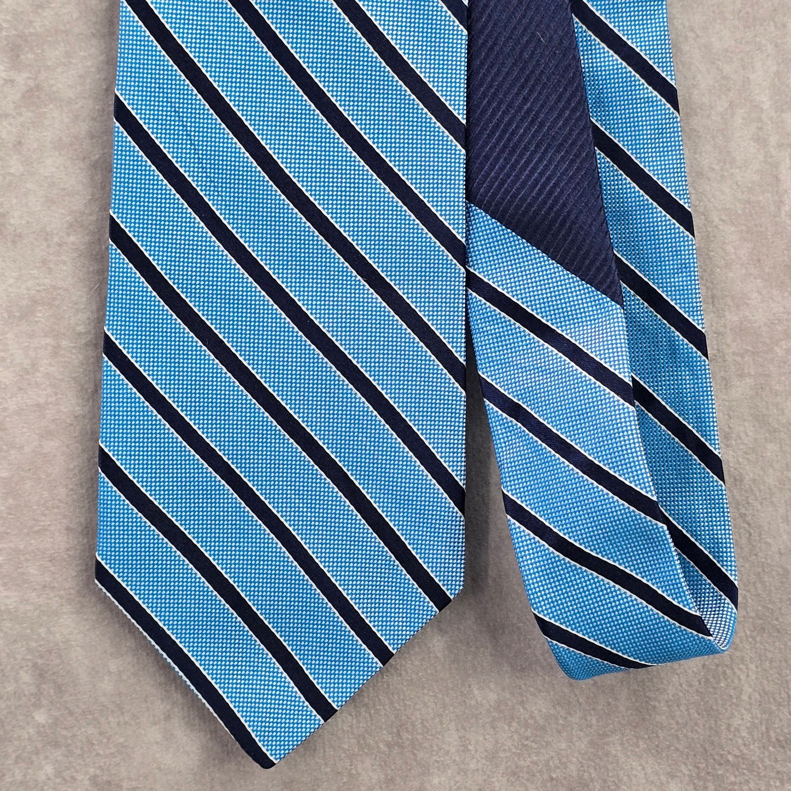 Roundtree & Yorke Roundtree & Yorke Trademark Blue Stripe 100% Silk Neck Tie Size 30 - 6 Thumbnail
