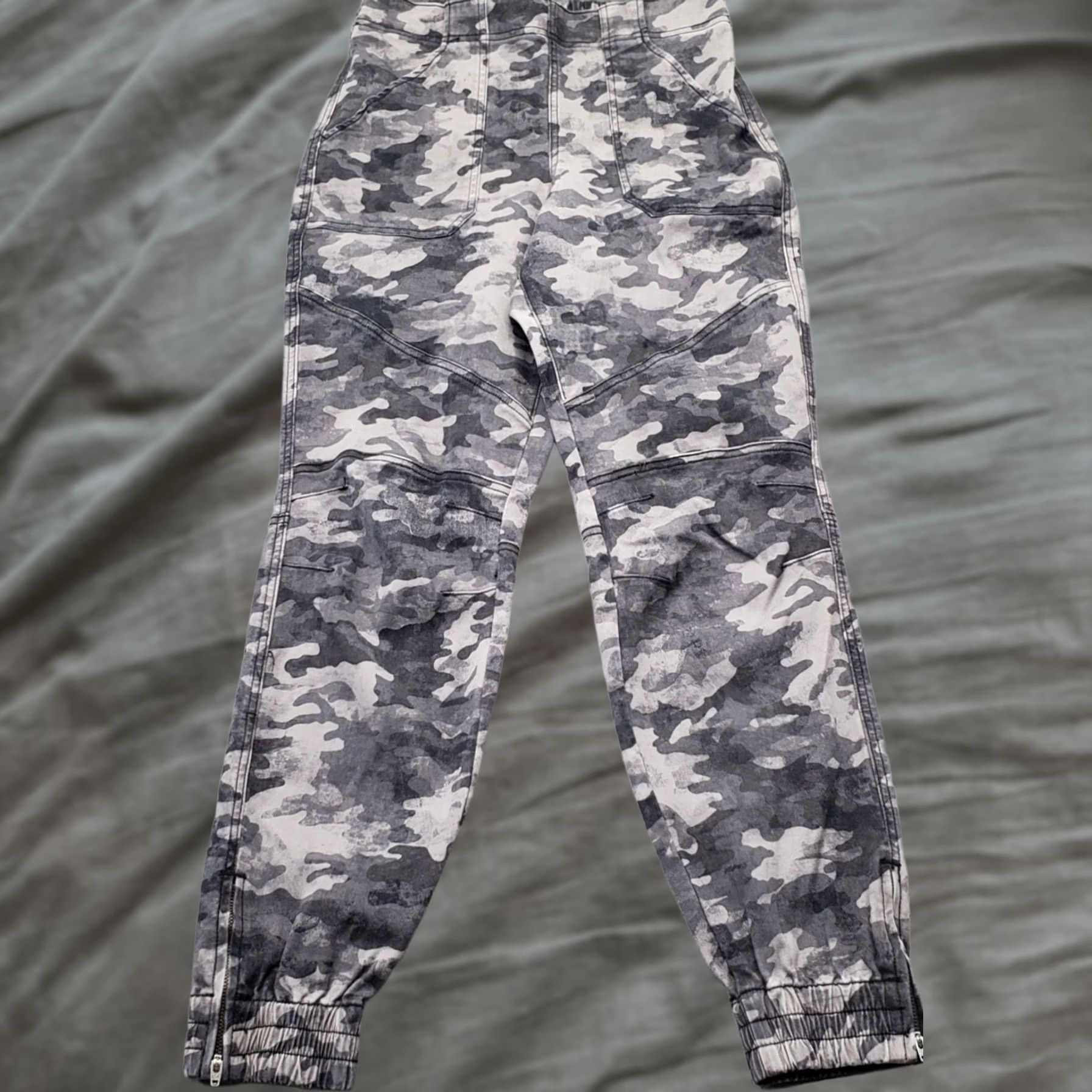 Spanx Spanx Jogger Pants Womens M Multicolor Camouflage Elastic Waist Inseam 26.25" Tapered Front Flat Pockets Casual Pants Mens? Womens Size 32" / US 10 / IT 46 - 1 Thumbnail