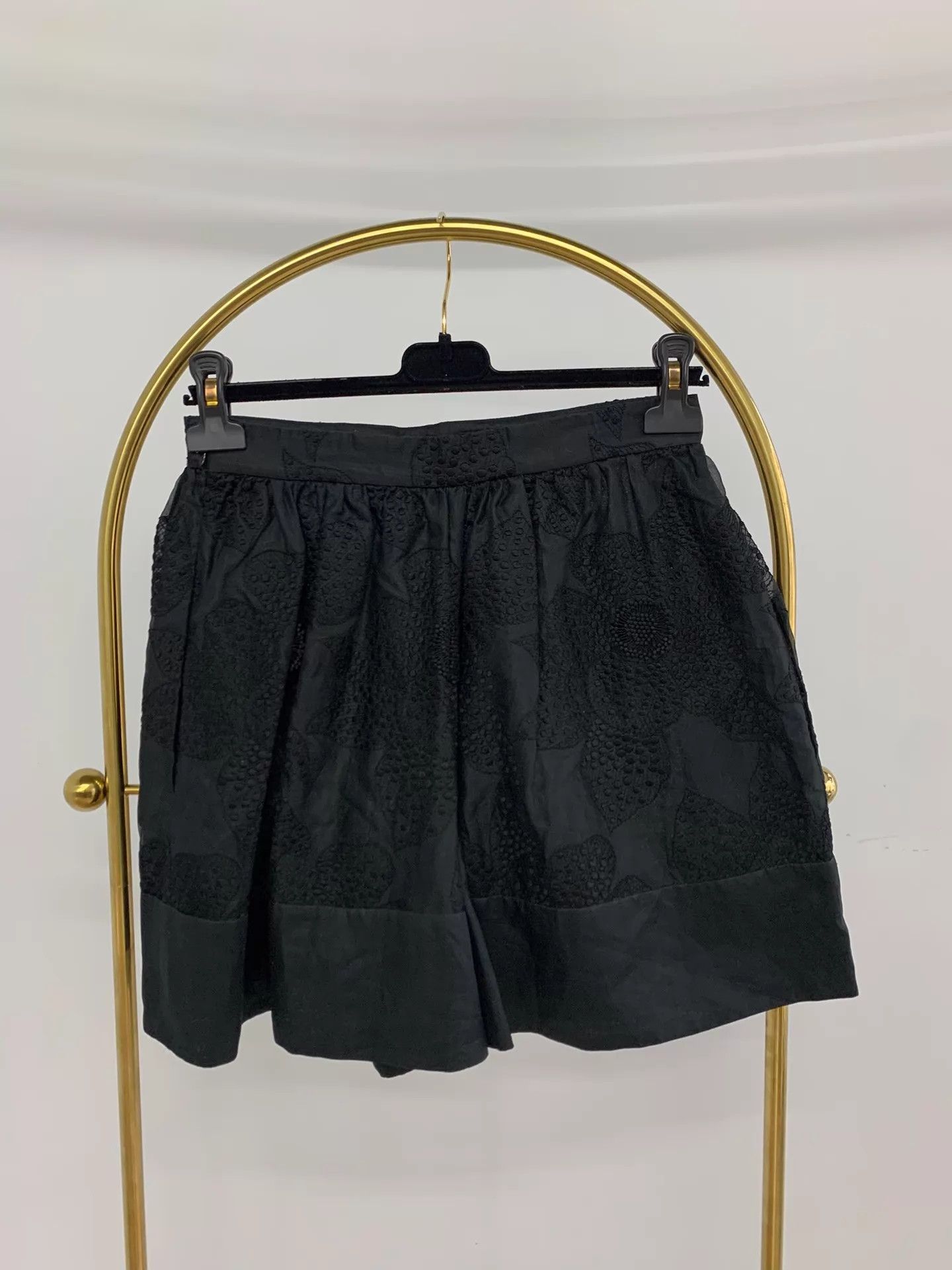 Valentino Valentino Black Embroidered Lace Shorts 40 New Size 27" / US 4 / IT 40 - 3 Thumbnail