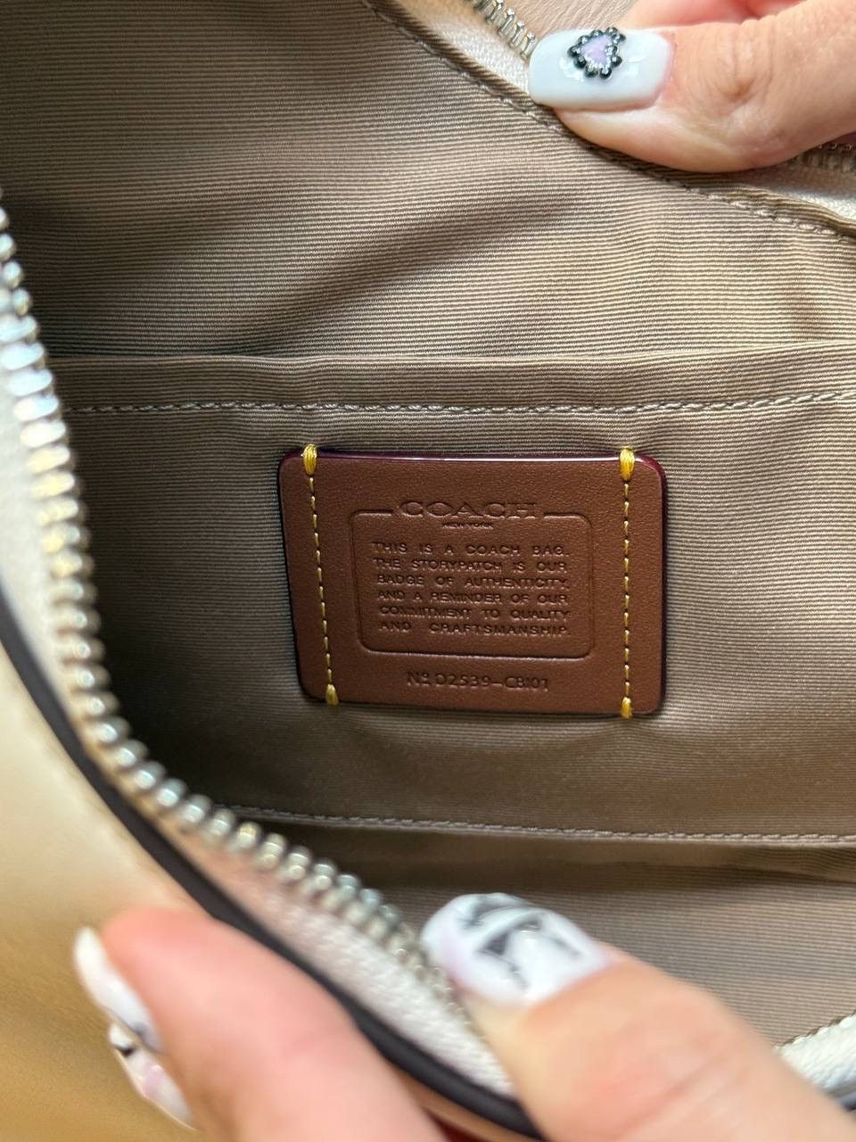 Coach Coach Twisted Teri Shoulder Bag in Chalk Leather (BNWT) Size ONE SIZE - 6 Thumbnail