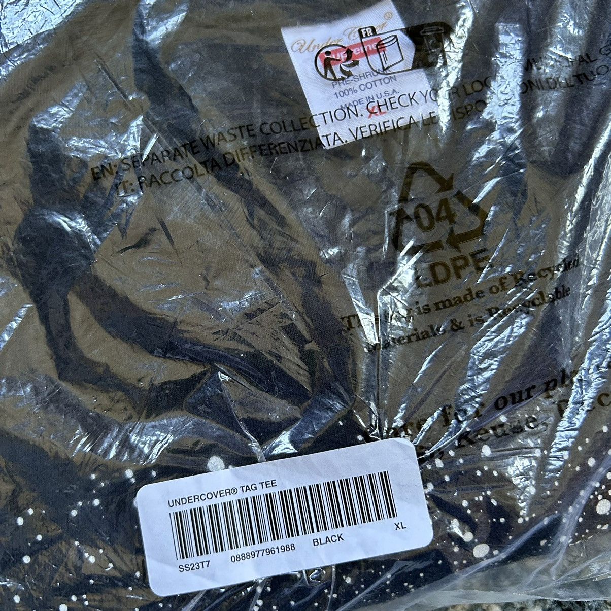 Jun Takahashi × Supreme × Undercover SPRiNG SUMMER 2023 TAG TEE BLACK WHiTE Size US XL / EU 56 / 4 - 12 Thumbnail