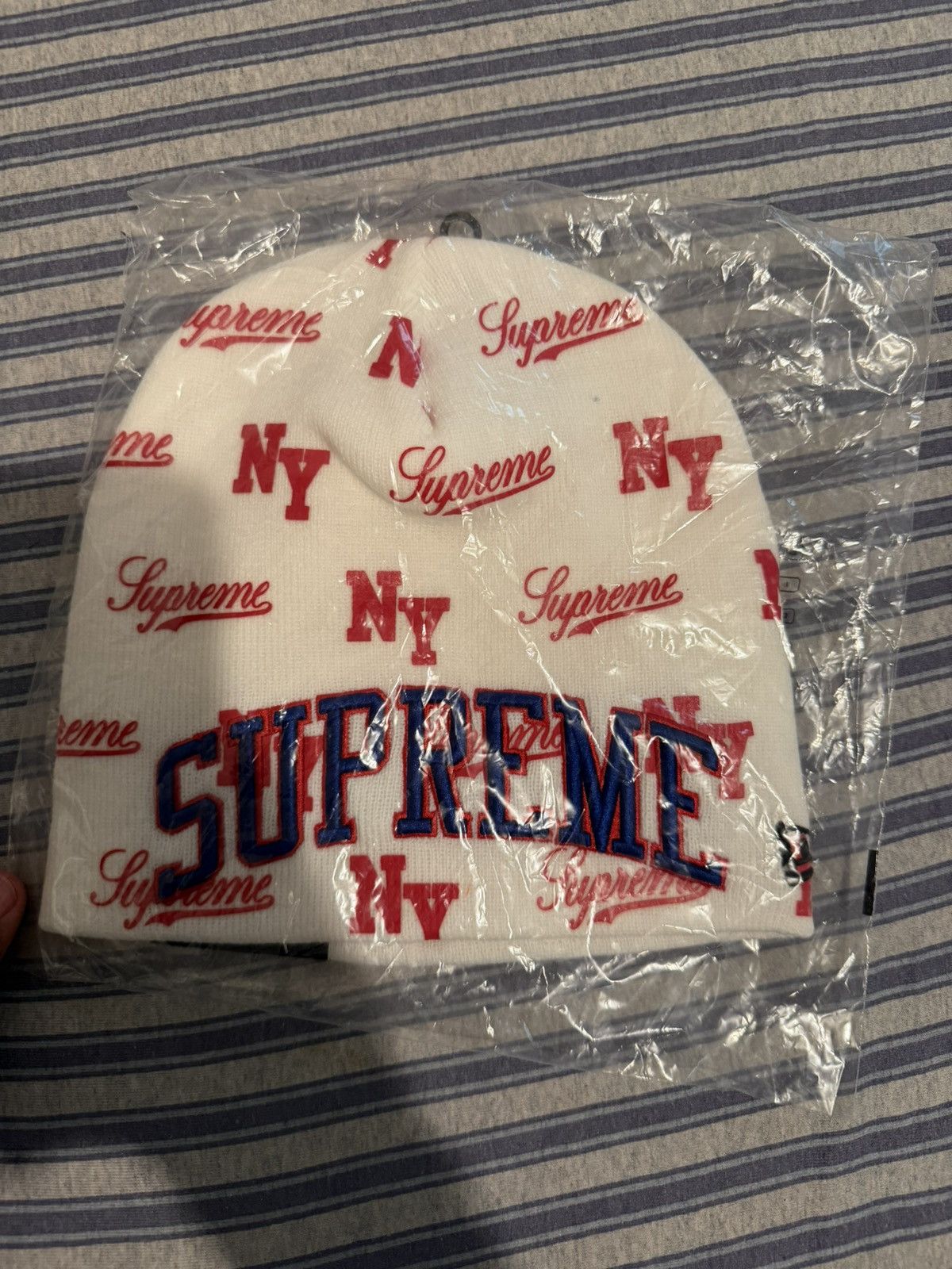 New Era × Supreme Supreme x New Era® Monogram Beanie - OS White Size ONE SIZE - 4 Thumbnail