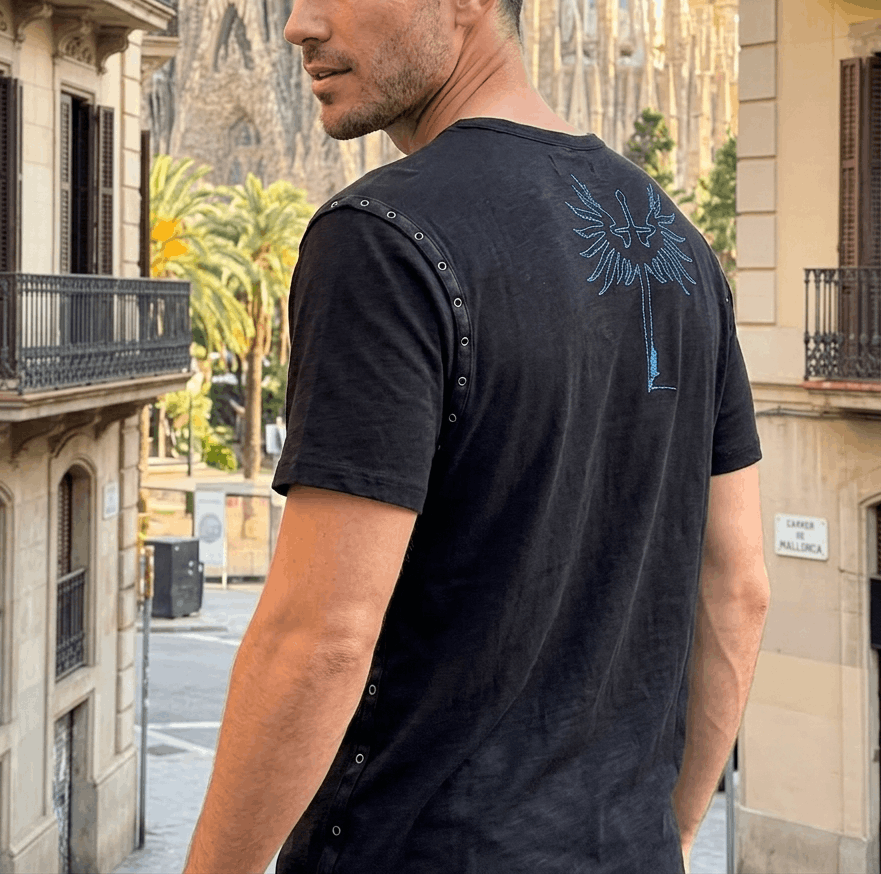 Guess G by Guess Sword Wing Graphic Tee with Lace-Up Sides Shirt Size US XXL / EU 58 / 5 - 1 Thumbnail