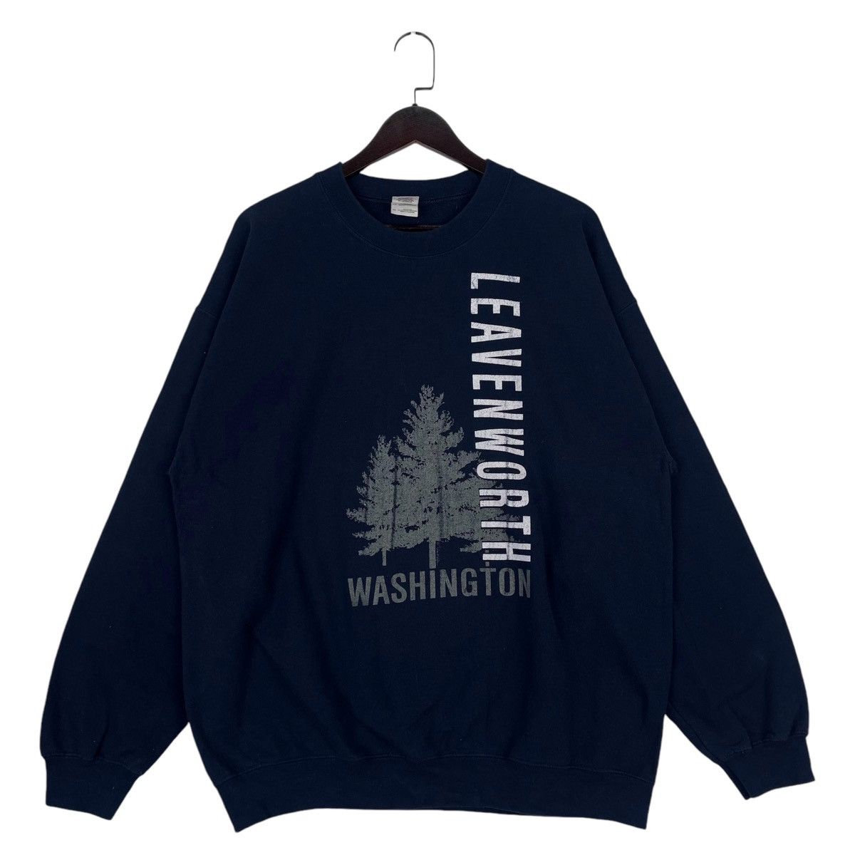 Gildan × Vintage Vintage GILDAN Leaveworth Washington Crewneck Sweatshirt Size US XL / EU 56 / 4 - 1 Thumbnail