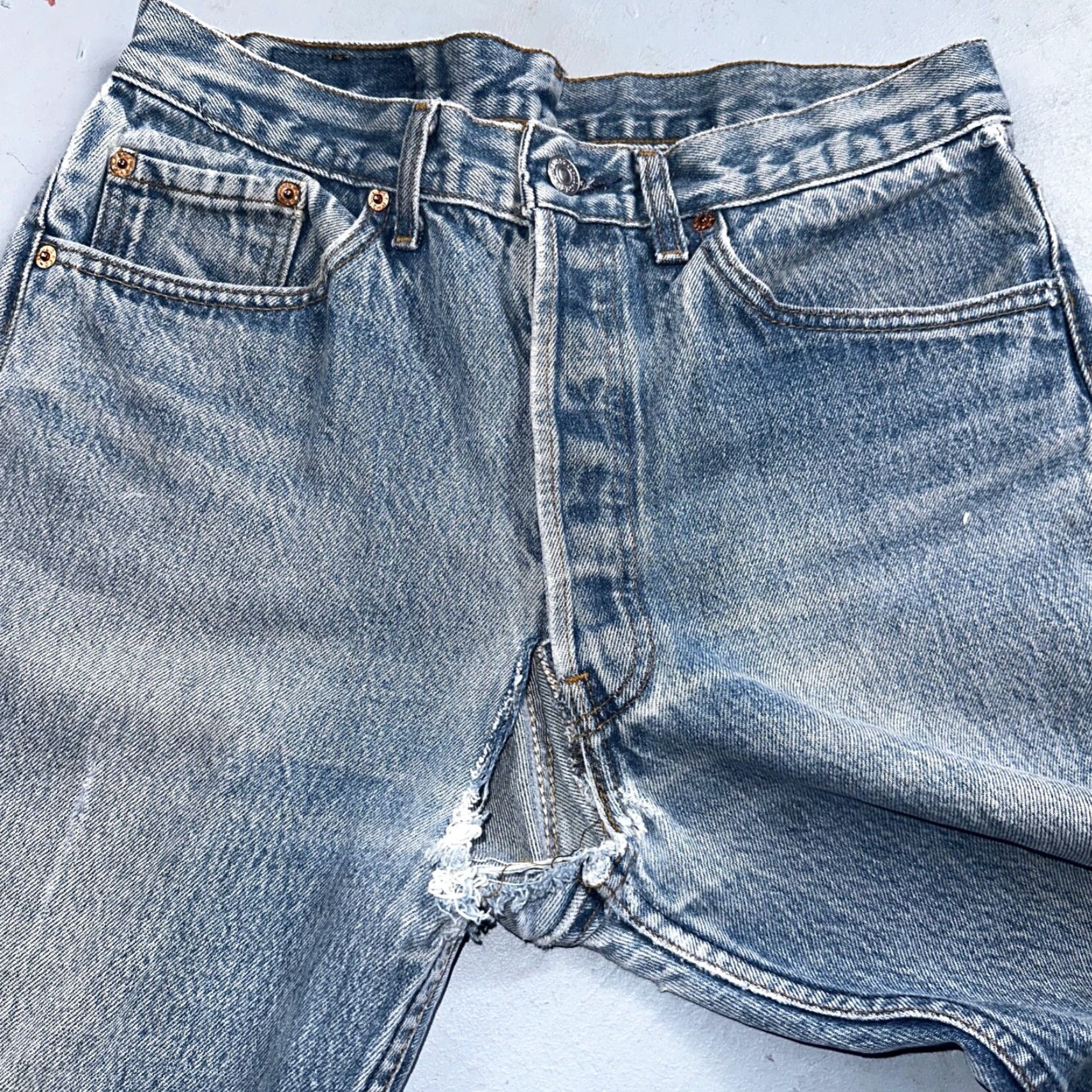 Levi's VINTAGE Levi's 501 Jeans 90s Straight Leg 33x36 Light Wash Mens Blue Cotton Denim 501 Series Size US 33 - 6 Thumbnail