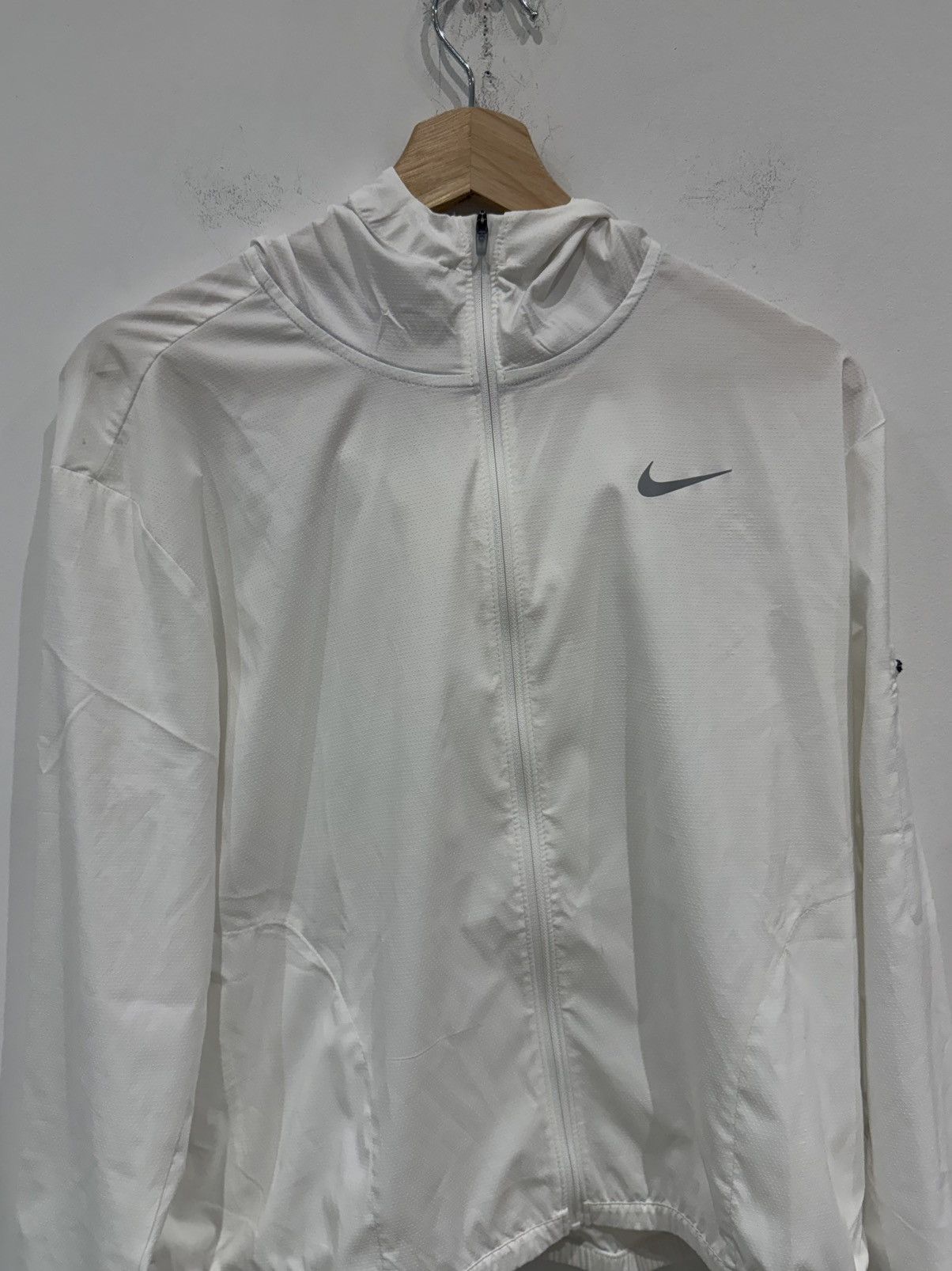 Nike Nike Swift Repel Packable Running Jacket (Womens) Size L / US 10 / IT 46 - 2 Thumbnail