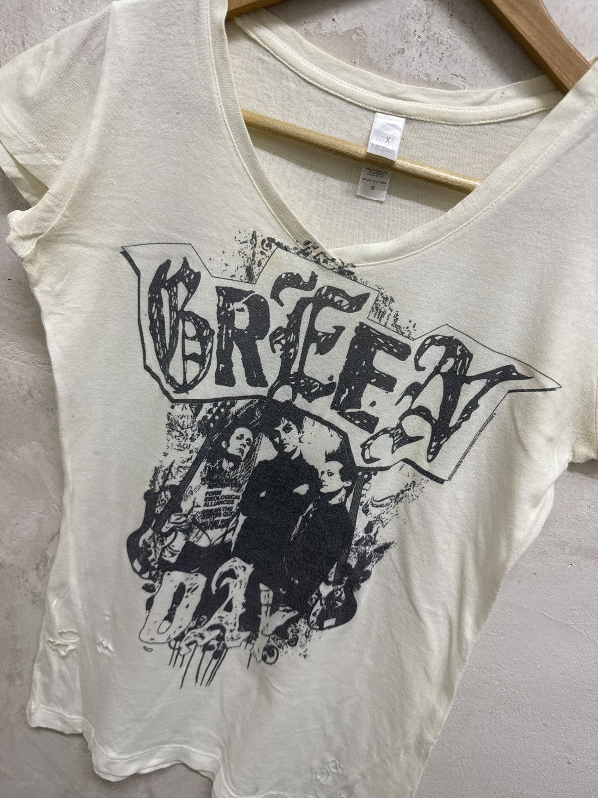 Band Tees Distressed Green Day Grunge Thrash Rock Tee Size XS / US 0-2 / IT 36-38 - 2 Thumbnail