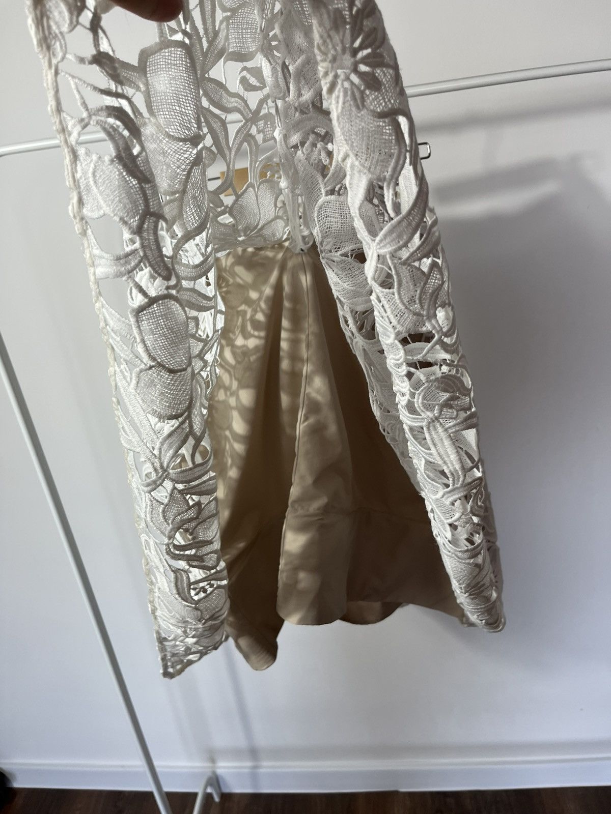 Alice + Olivia Alice + Olivia Floral Lace Skirt White Midi Size 2 Size 26" / US 2 / IT 38 - 4 Thumbnail
