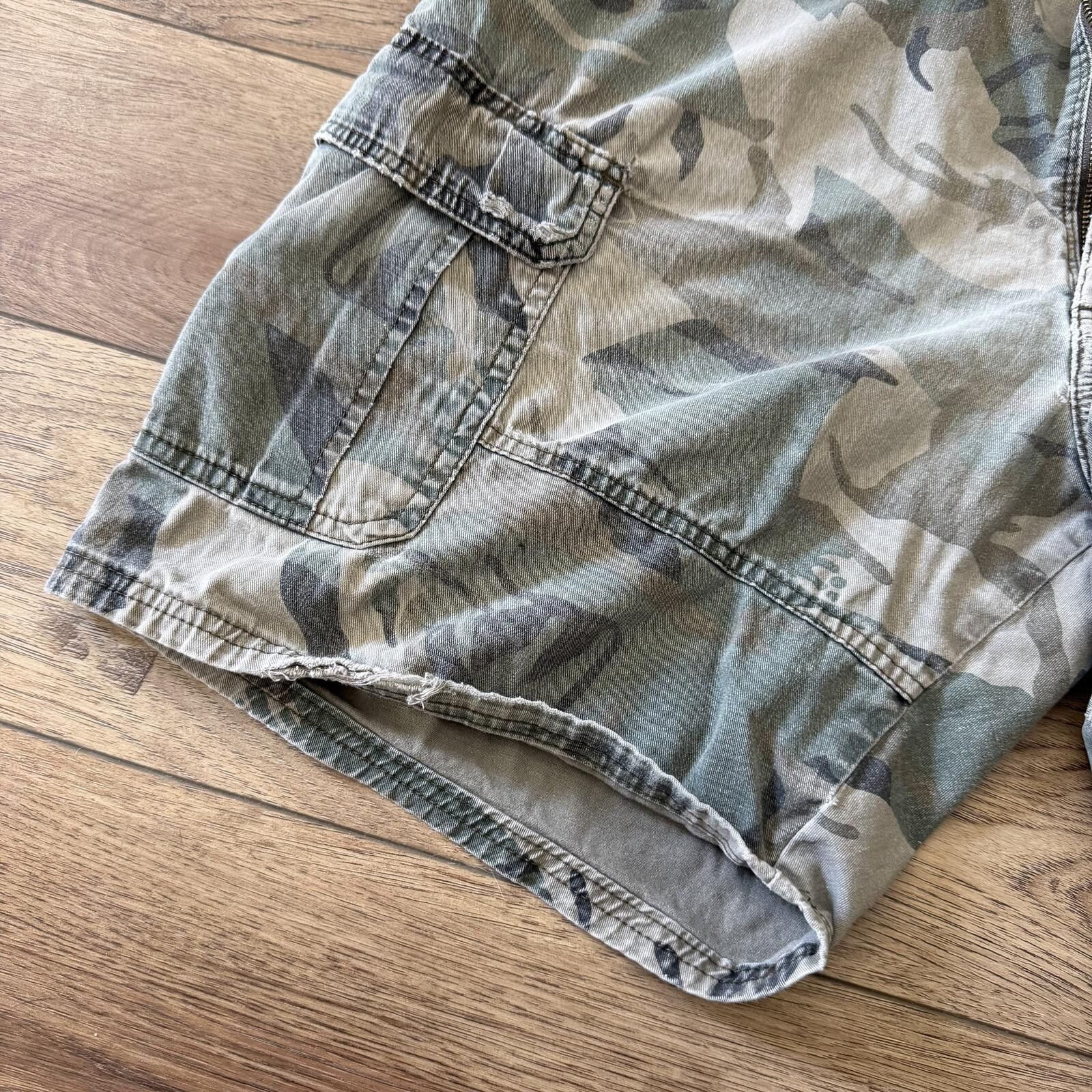 Wrangler Vintage Y2K Wrangler Relaxed Fit Camo Cargo Shorts Grunge 38 Size US 38 / EU 54 - 2 Thumbnail