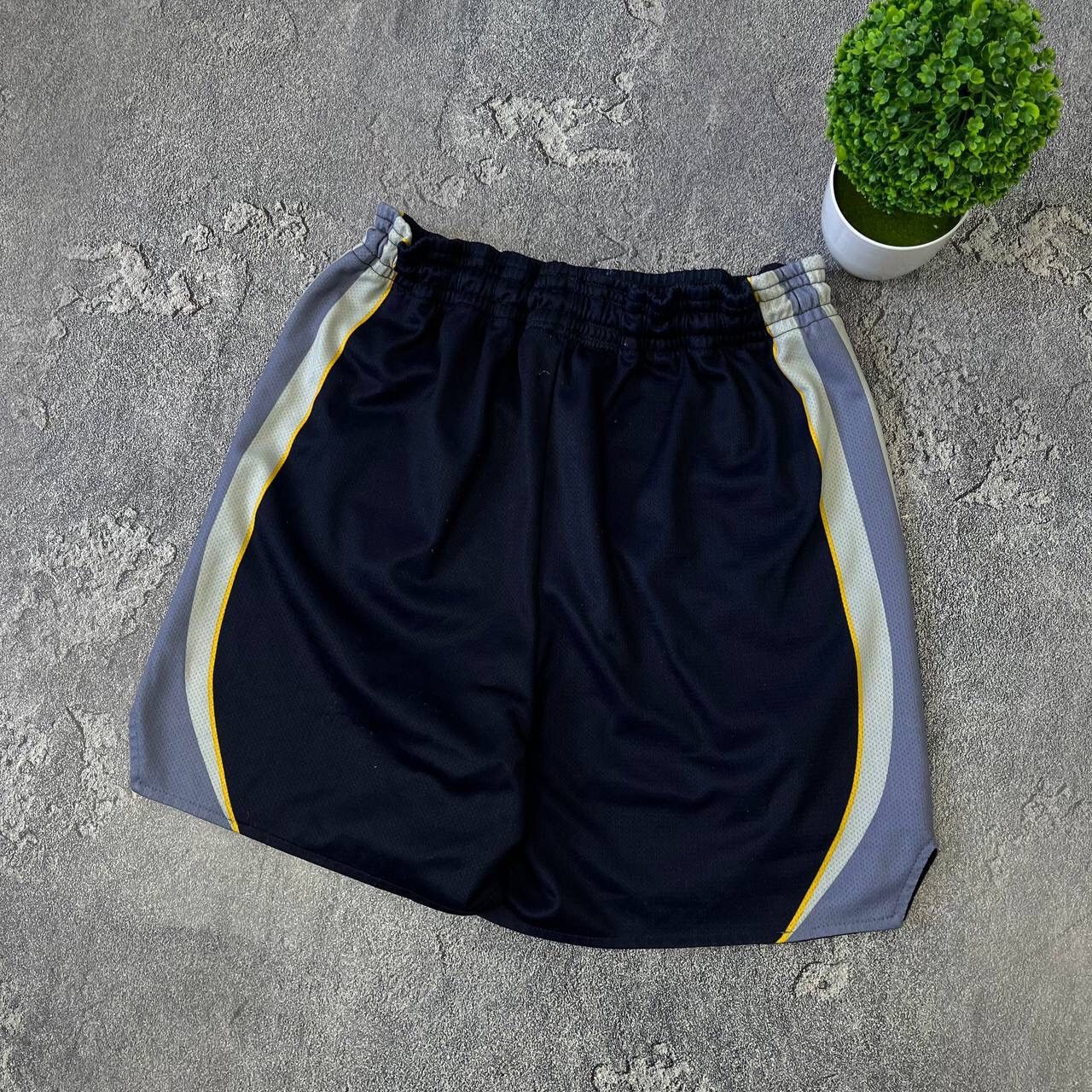 Champion Vintage Memphis Grizzlies basketball shorts champion NBA Size US 33 - 2 Thumbnail