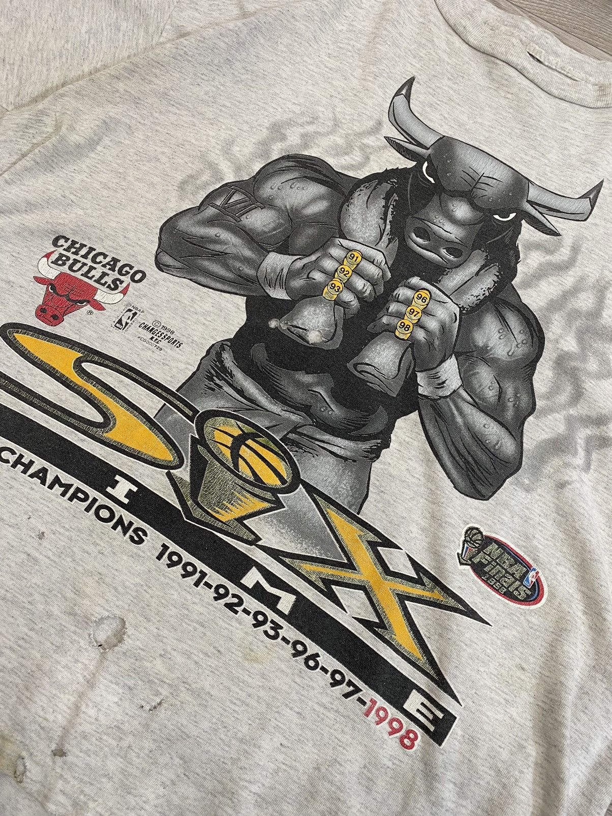 Designer × Vintage 1998 Chicago Bulls 6 Time NBA Finals Champion Shirt Size US XL / EU 56 / 4 - 3 Thumbnail