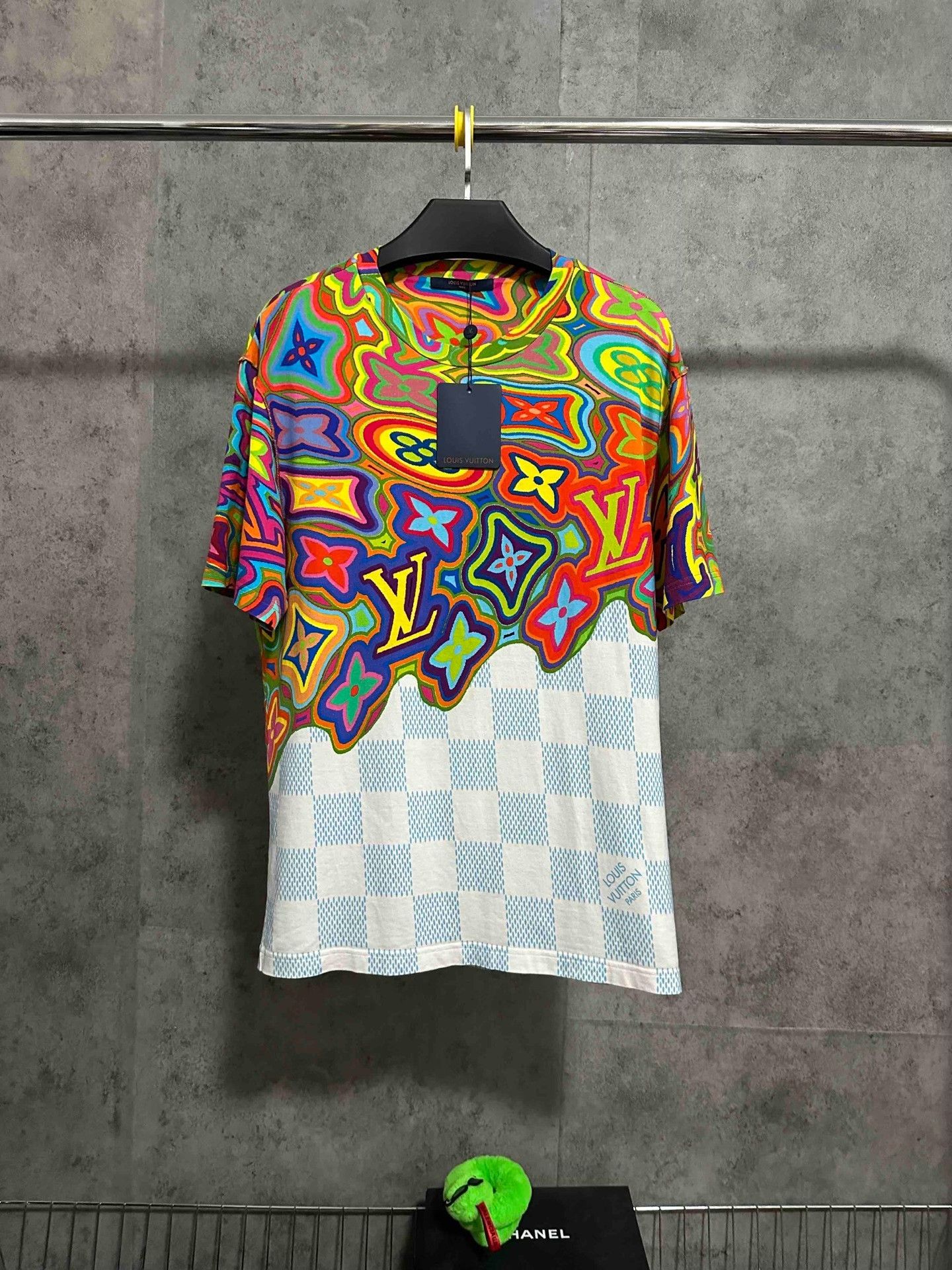 Louis Vuitton Louis Vuitton Colorful Dissolved Logo Checkered T-shirt Size US XL / EU 56 / 4 - 1 Thumbnail