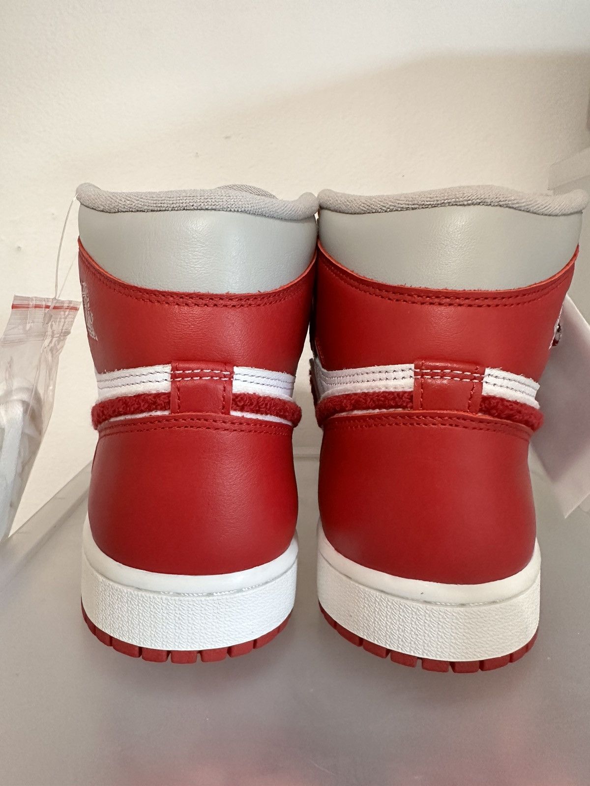 Jordan Brand × Nike Jordan 1 Retro High OG Varsity Red (Women's) Size US 8 / IT 38 - 4 Thumbnail