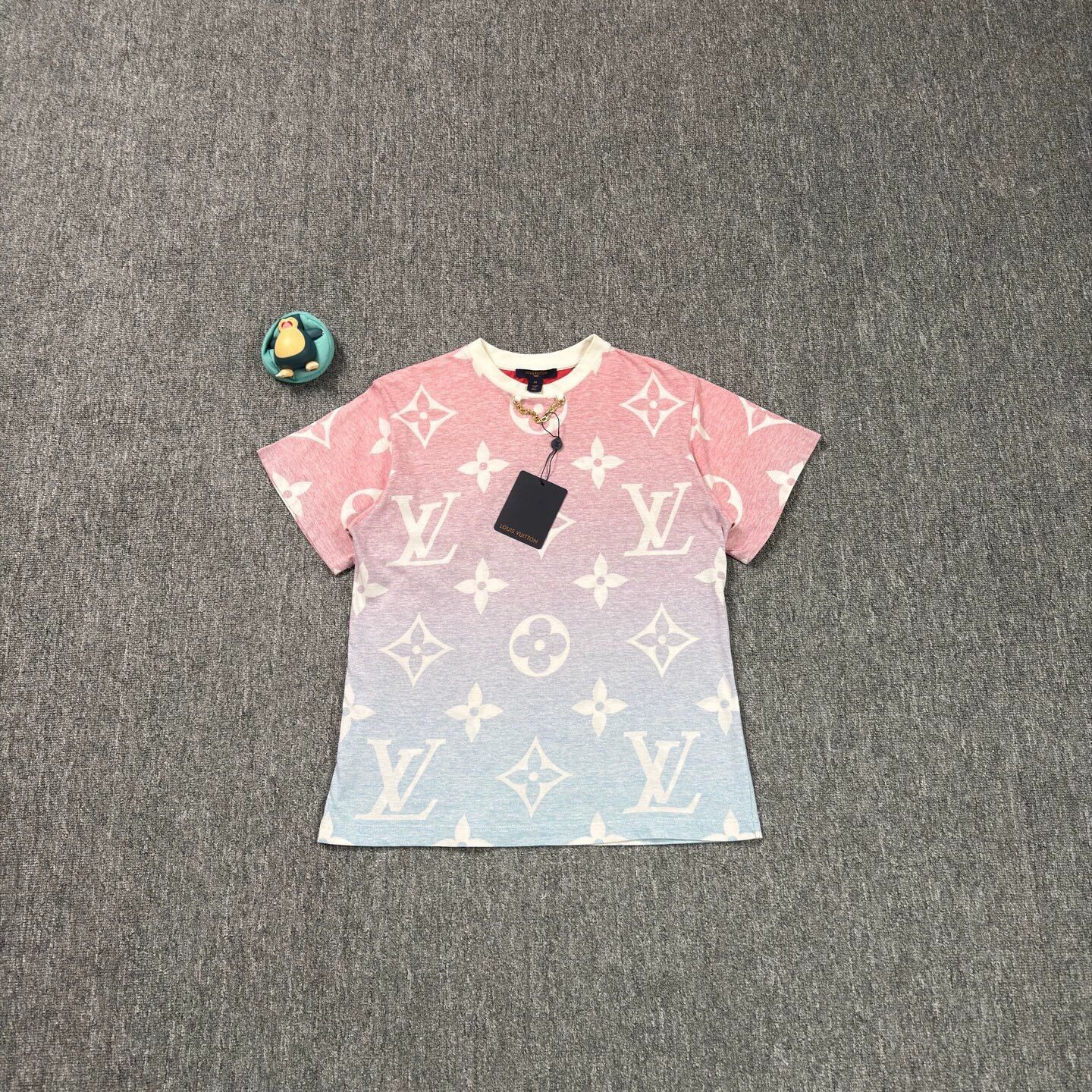 Louis Vuitton LV blue-pink gradient allover print chain short-sleeve M Size M / US 6-8 / IT 42-44 - 1 Thumbnail
