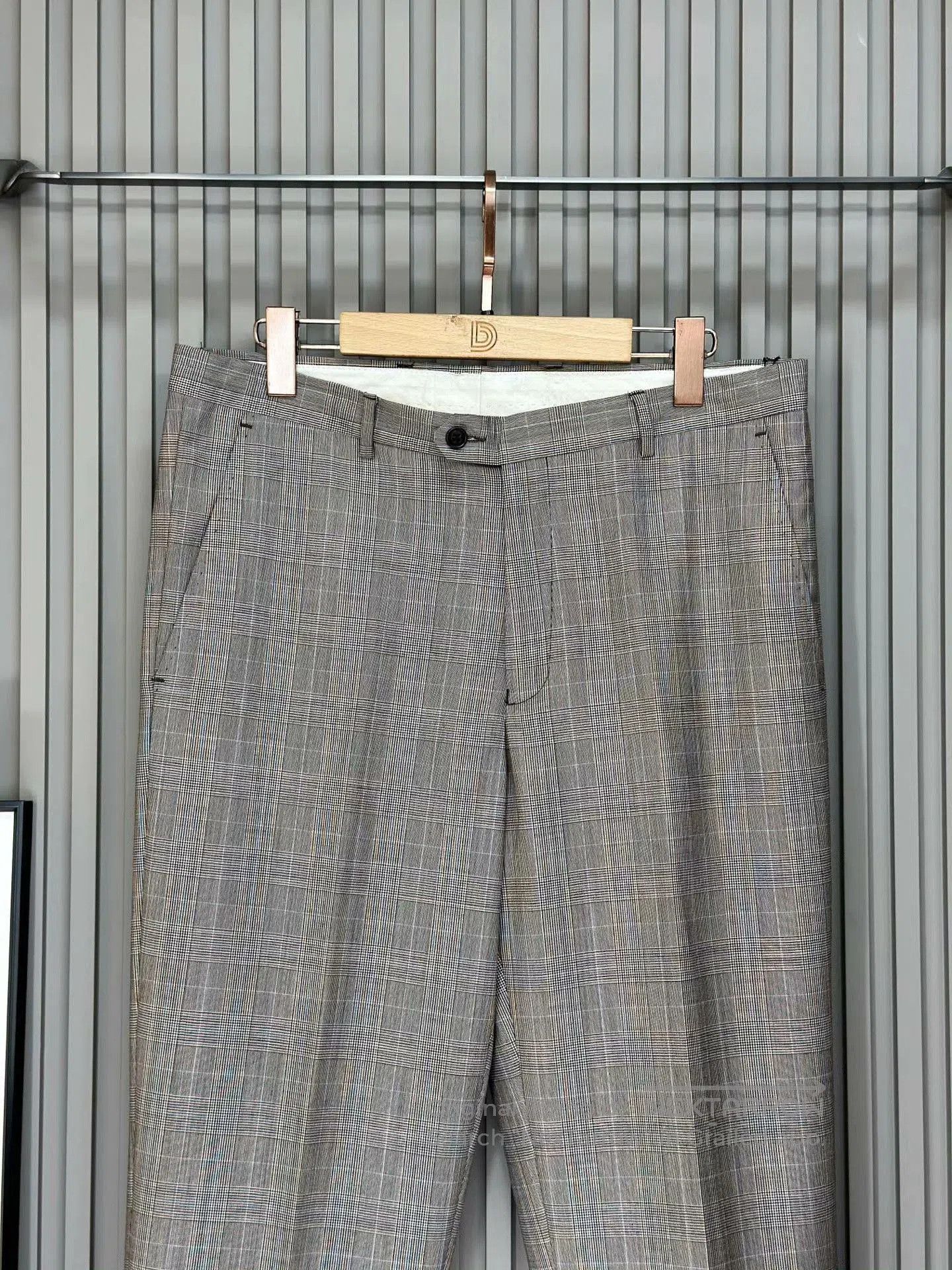 Ermenegildo Zegna Ermenegildo Zegna Gray-Brown Wool Suit. Size US M / EU 48-50 / 2 - 9 Thumbnail