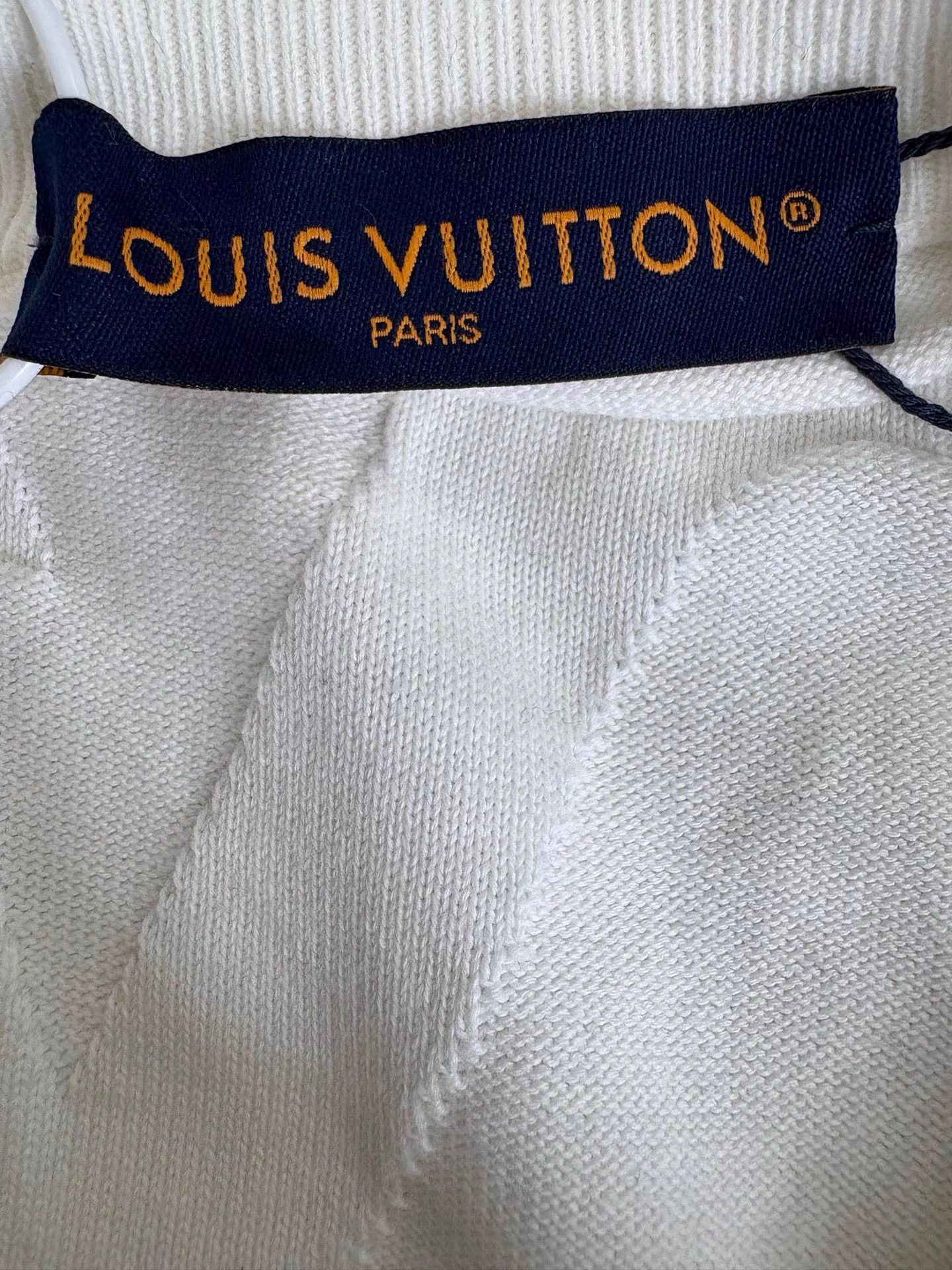 Louis Vuitton LV 26 Holiday Monogram Embossed Knit SS White S Size US S / EU 44-46 / 1 - 3 Thumbnail