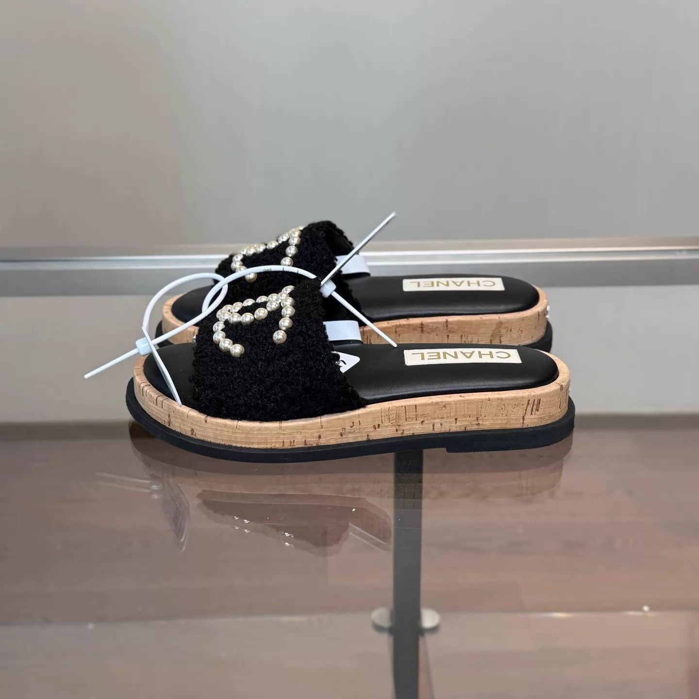 Chanel Chanel 24S Pearl CC Black Slippers 37 Boxed Size US 6.5 / IT 36.5 - 2 Thumbnail
