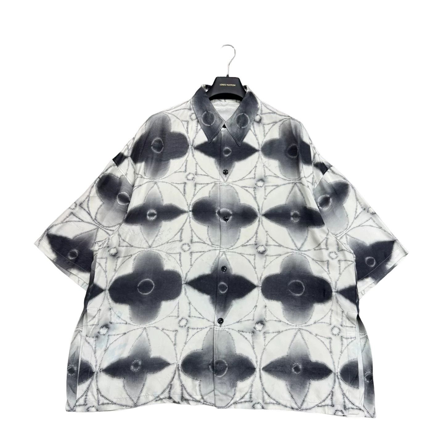 Louis Vuitton Louis Vuitton Monogram Silk Short Sleeve Shirt XL Size US XL / EU 56 / 4 - 1 Thumbnail
