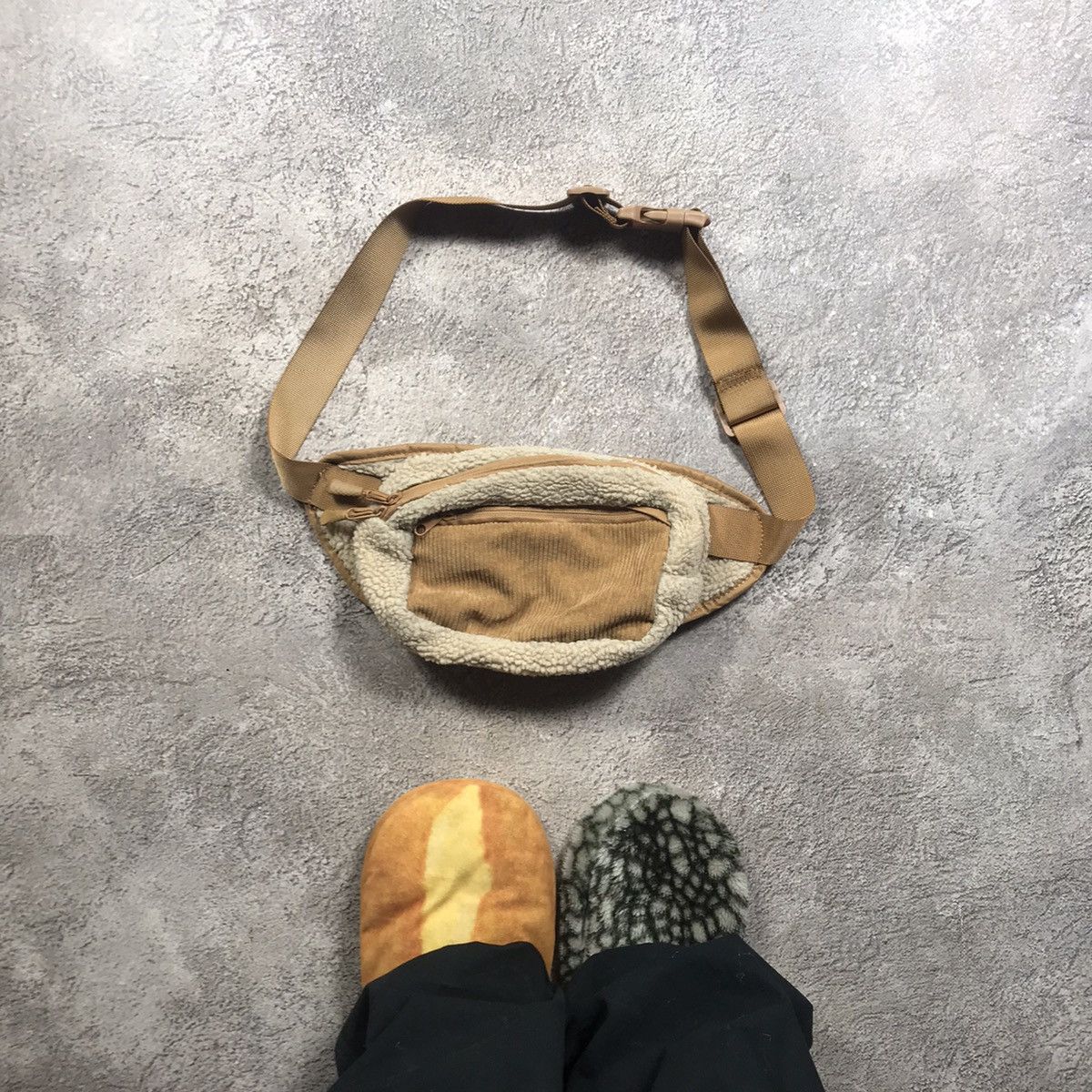Vintage Vintage 90s Banana Waist Bag Japan Y2K Streetwear Tapered OS Size ONE SIZE - 1 Thumbnail