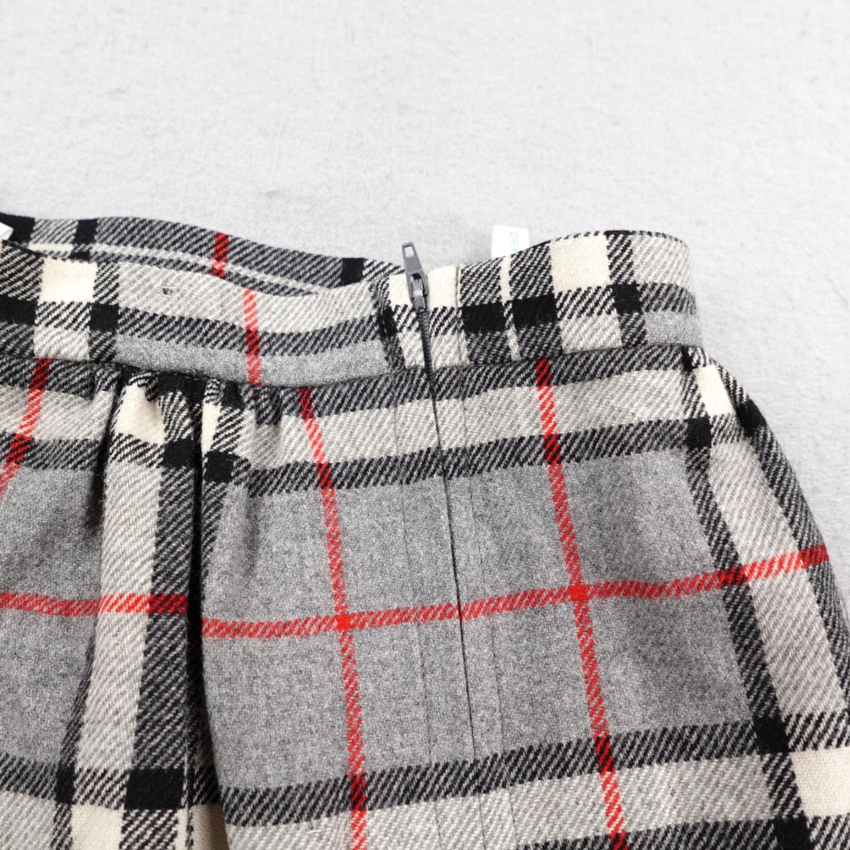 Vintage VINTAGE James Pringle Skirt Women 8 Gray Red Plaid Wool Lined Midi Scotland Pleated Zip Closure Mens/Womens? Size 30" / US 8 / IT 44 - 5 Thumbnail