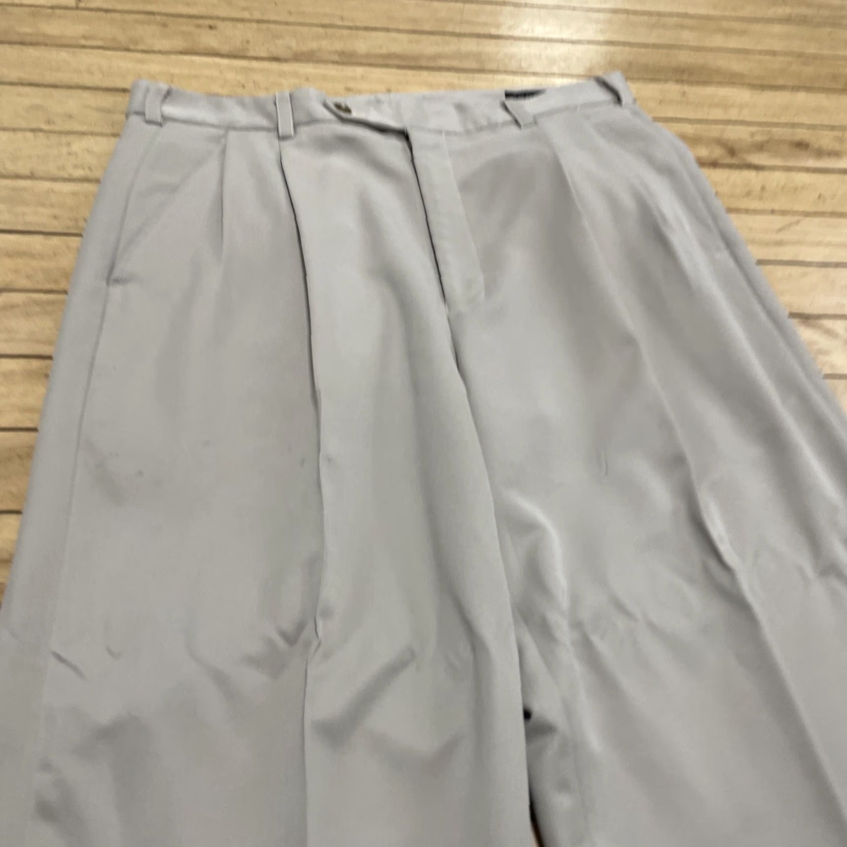 Izod VINTAGE Izod Men 34x28 Pleated Golf Pants Chino Beige Khaki Light 90s Logo Preppy Retro Classic Golf Pant Shirt? Size US 34 / EU 50 - 5 Thumbnail