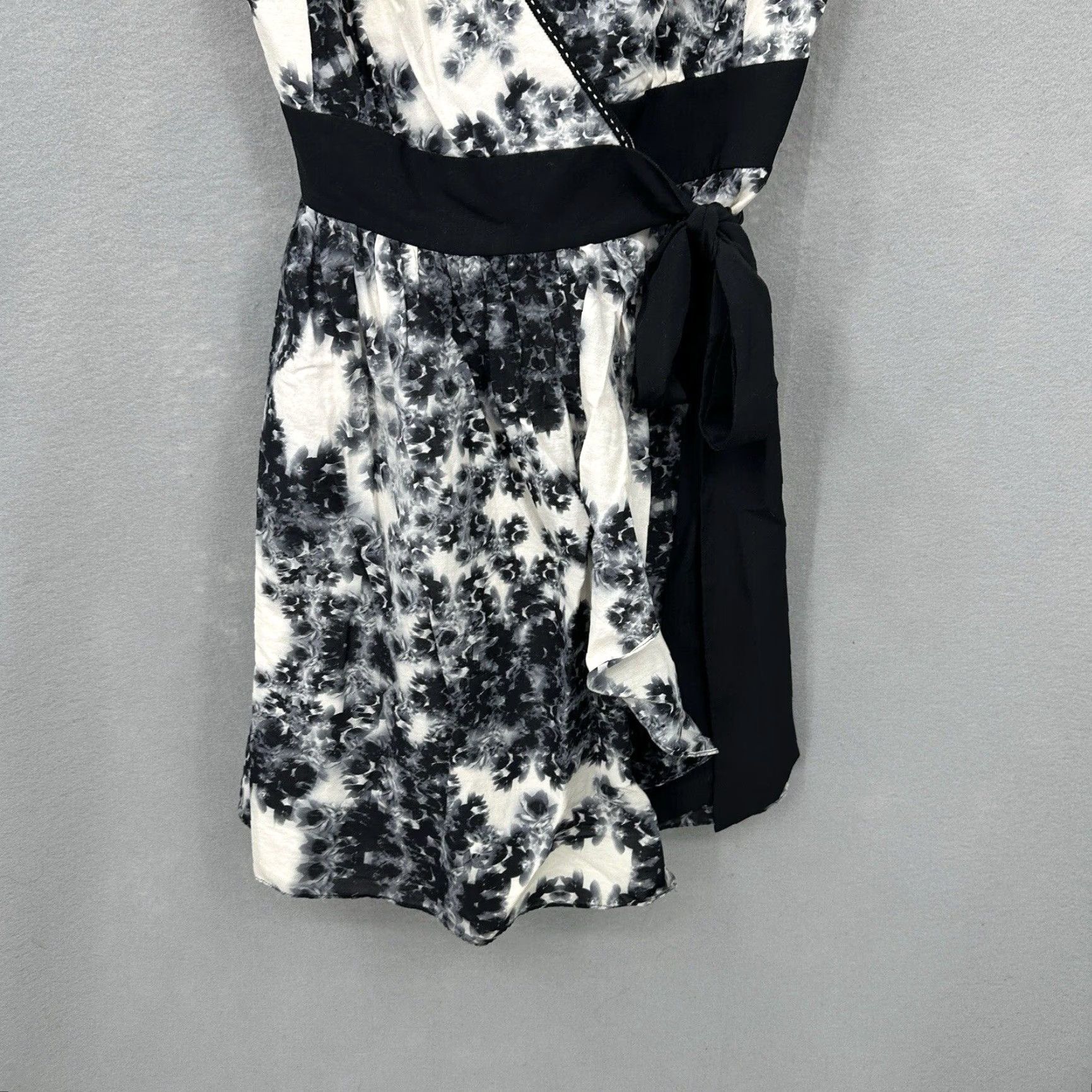Ted Baker Ted Baker Wrap Dress Womens M Medium Black Floral V-Neck Tie Waist Knee Length Sleeveless Fit & Flare Casual Wedding Party Size M / US 6-8 / IT 42-44 - 5 Thumbnail