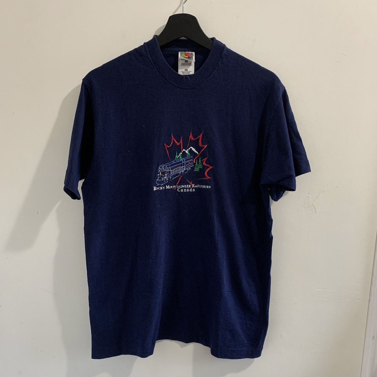 Fruit Of The Loom × Vintage Rocky Mountaineer Railtours Canada Embroidered Graphic Tee Size US M / EU 48-50 / 2 - 1 Thumbnail