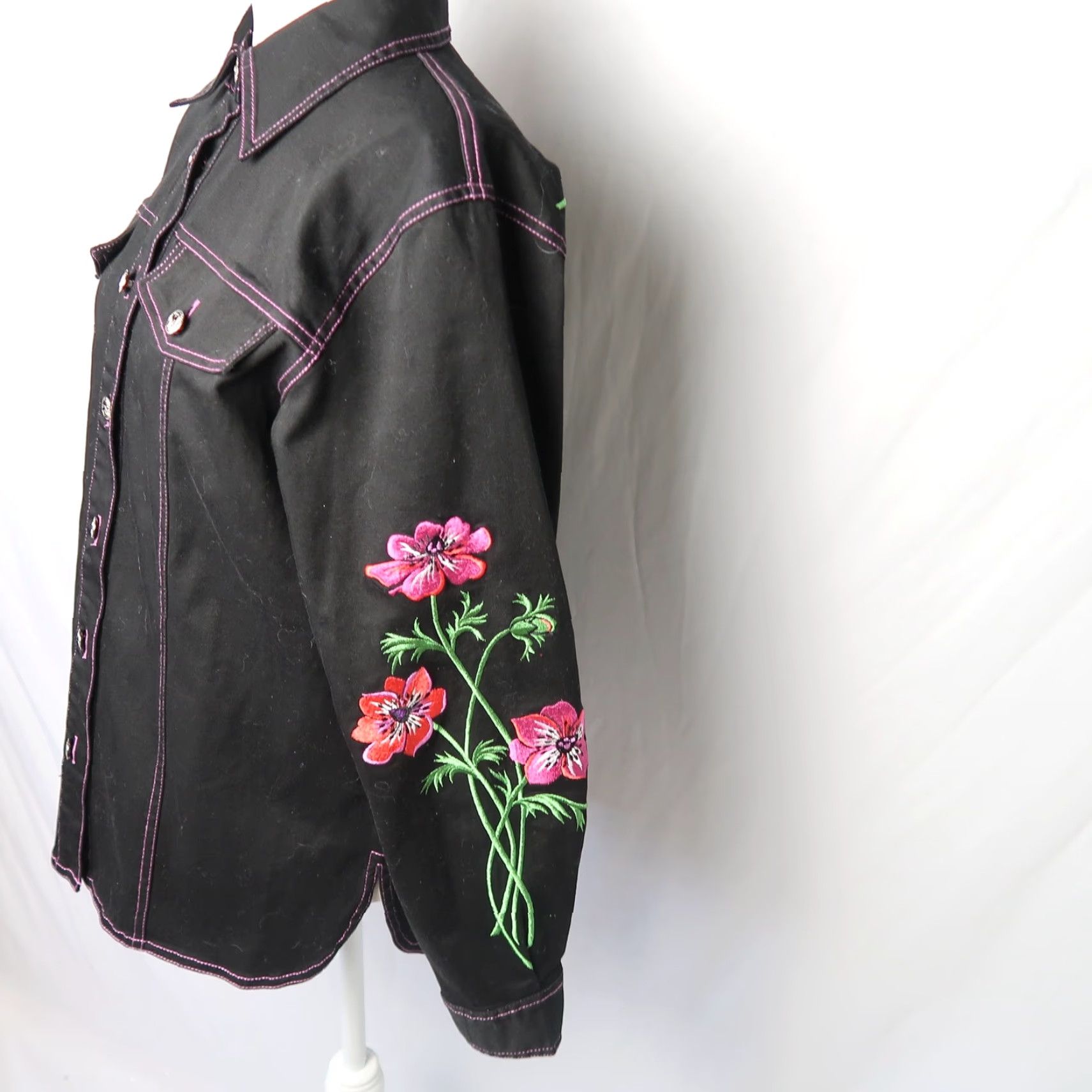 Bob Mackie VINTAGE Bob Mackie Shirt Jacket XS Embroidered Floral Black Pink Long Sleeve Cotton Blend Women's Mid-Length 90s Casual Size XS / US 0-2 / IT 36-38 - 3 Thumbnail