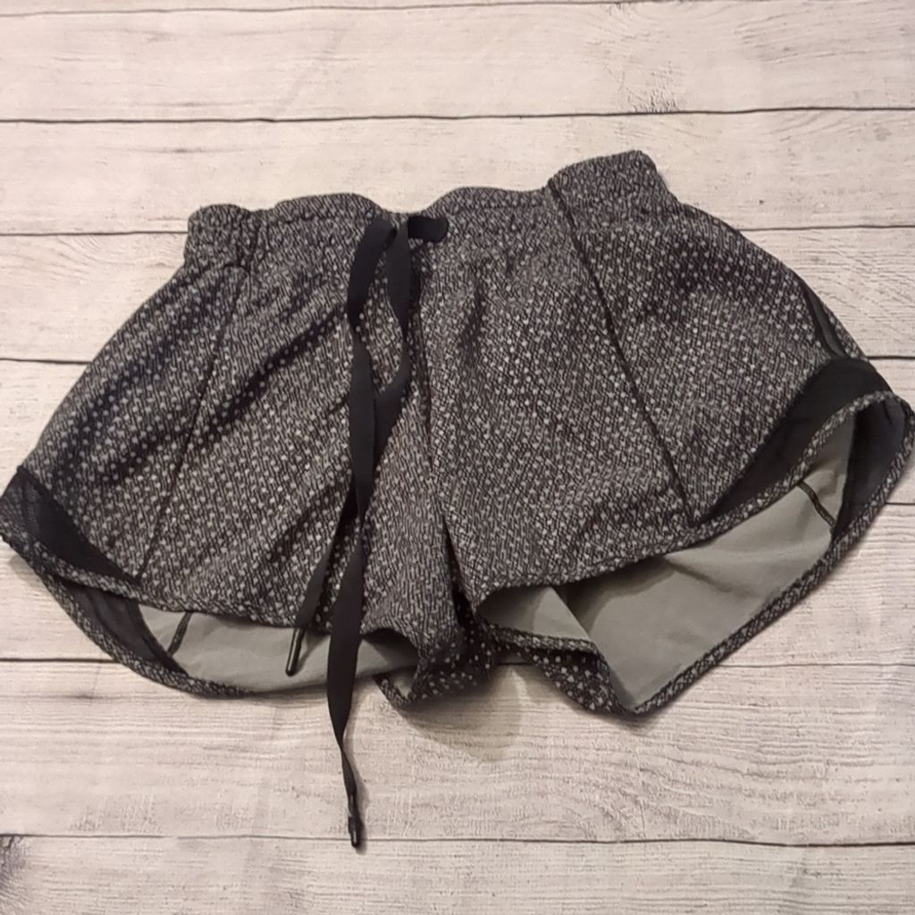 Lululemon Lululemon hotty Hot shorts frozen fizz reflective silver 4 Size 27" / US 4 / IT 40 - 1 Thumbnail