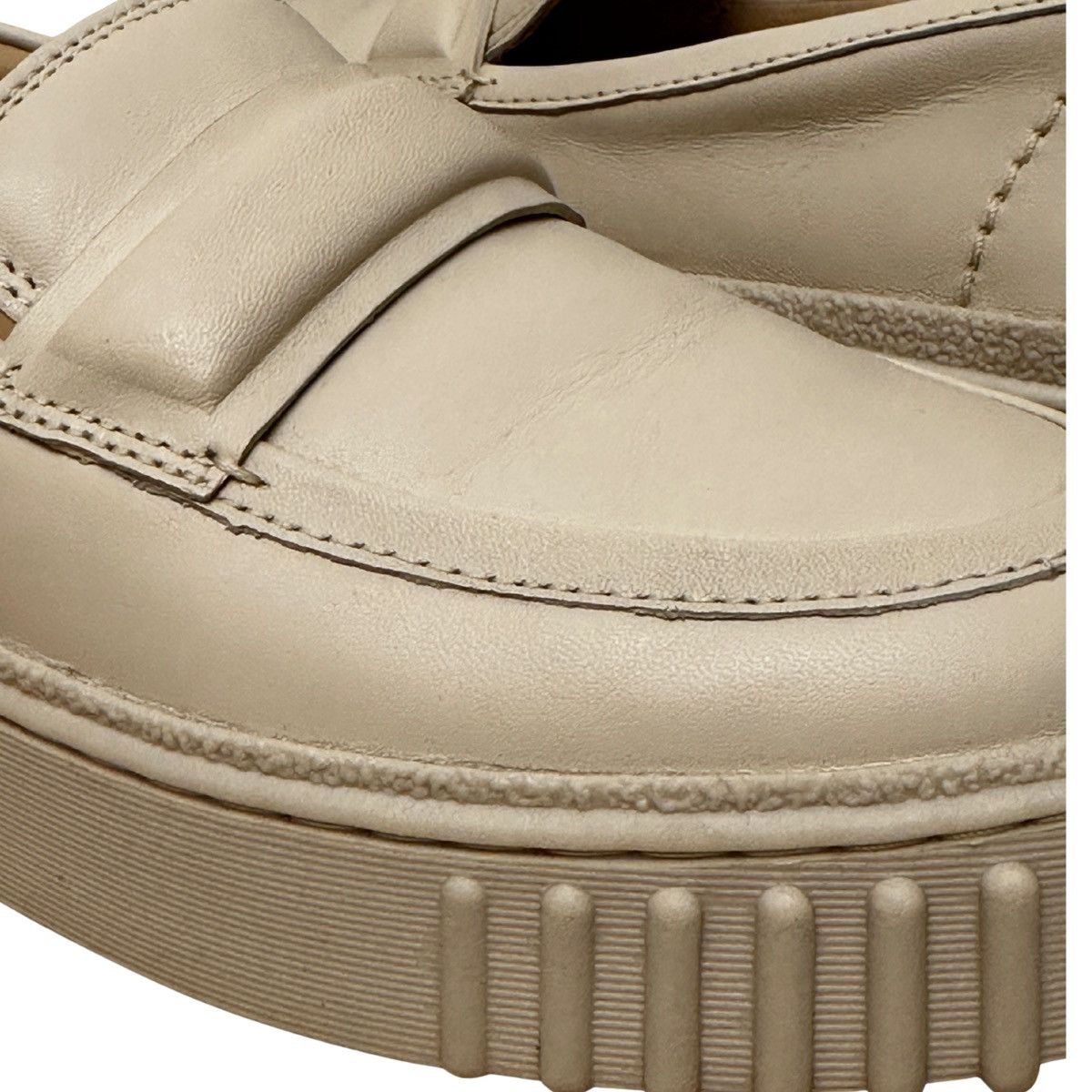 Clarks Clarks Loafers Cream Leather Chunky Platform US 8 / EU 39 Size US 8 / IT 38 - 2 Thumbnail