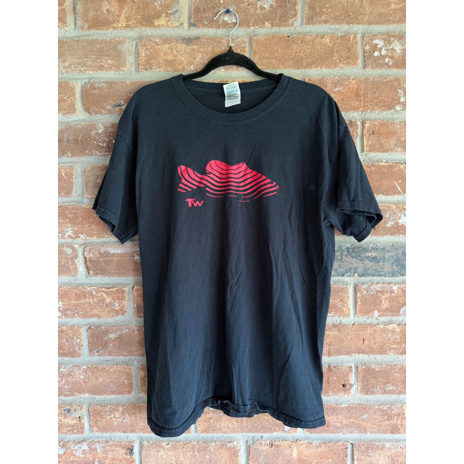 Gildan Gildan Black Graphic Tee Red Fish Logo Mens Large Shirt Size US L / EU 52-54 / 3 - 1 Thumbnail