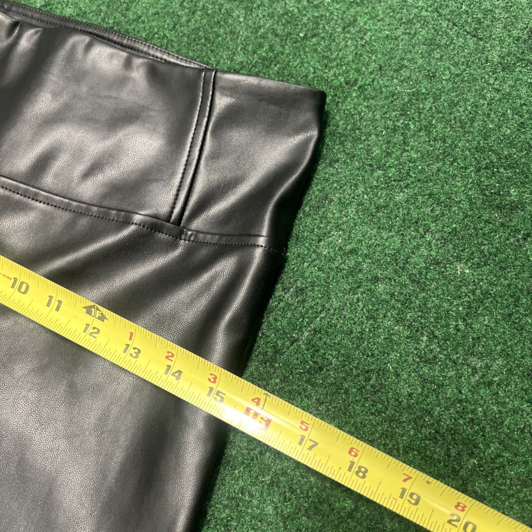 Laundry by Shelli Segal LAUNDRY by Shelli Segal LA Faux Leather Pants Size Small Black Size 28" / US 6 / IT 42 - 6 Thumbnail