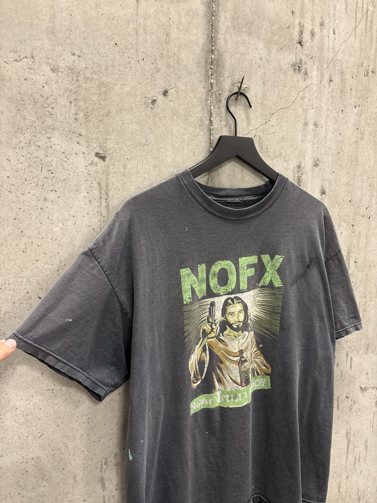 Band Tees Vintage NOFX Never Trust Shirt Thrashed Faded Distressed Size US XL / EU 56 / 4 - 6 Thumbnail
