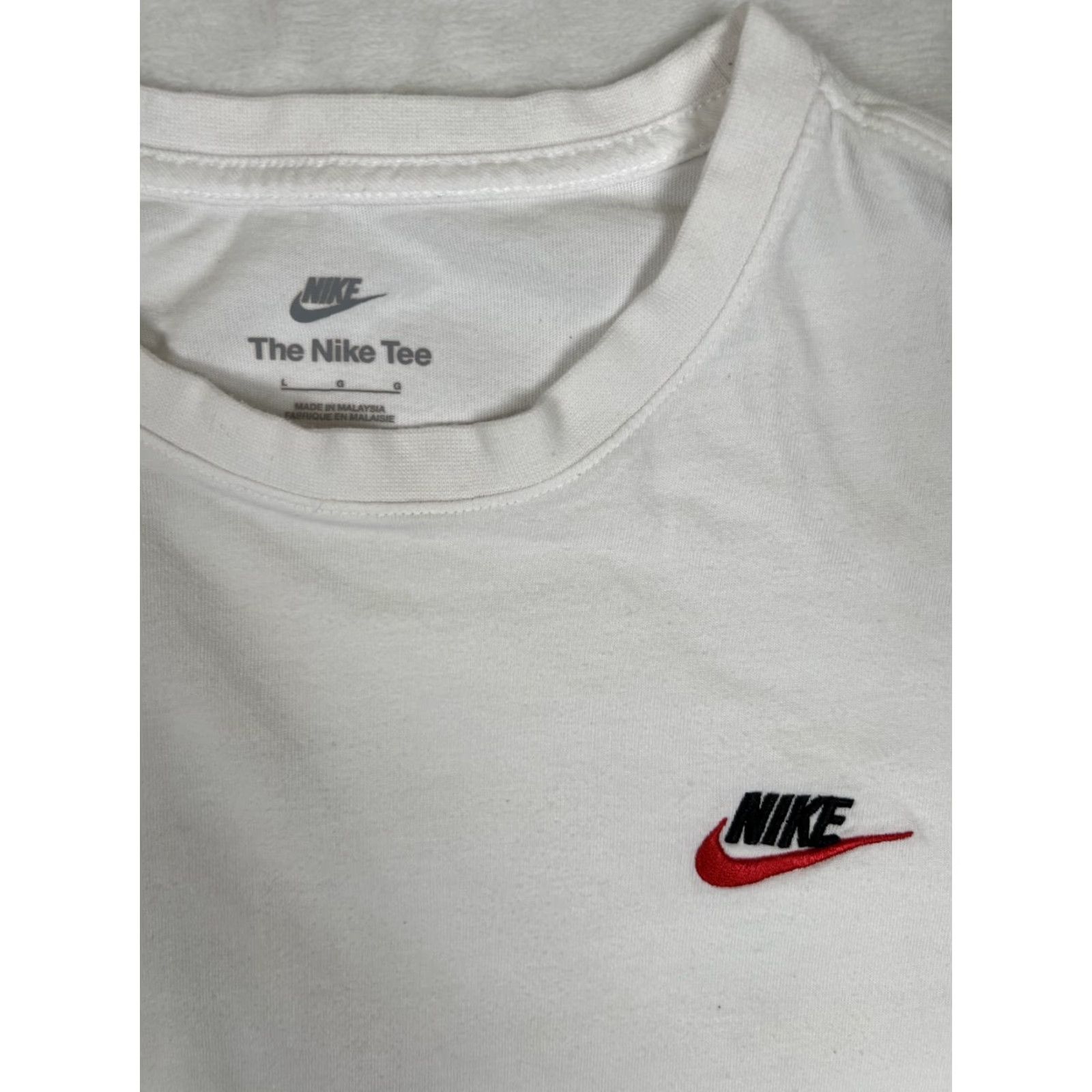 Nike VINTAGE Nike Sportswear Club T-Shirt White Embroidered Logo Swoosh Size L Retro Mens Size US L / EU 52-54 / 3 - 2 Thumbnail