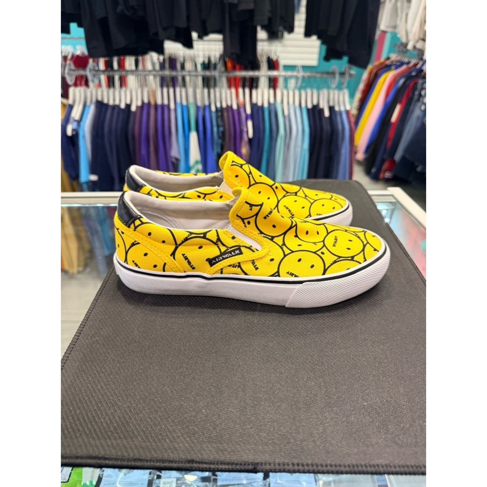 Airwalk Airwalk Smiley Face Yellow Slip-On Canvas Sneakers Size US 6.5 / IT 36.5 - 5 Thumbnail