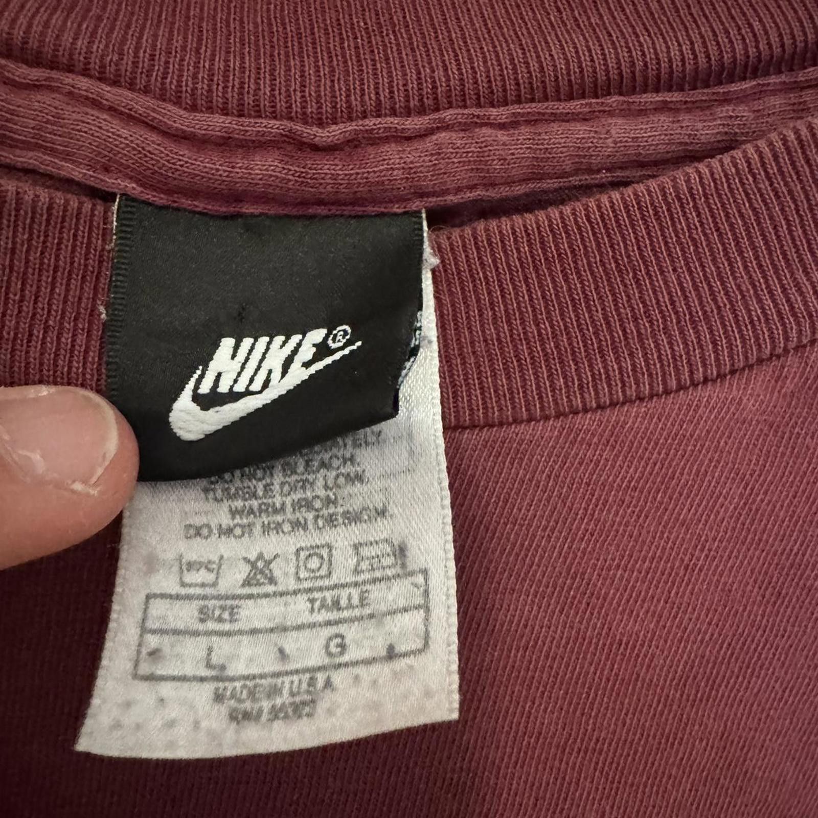Nike Nike Men's Maroon T-Shirt with Blue Swoosh Logo Size Large Size US L / EU 52-54 / 3 - 3 Thumbnail